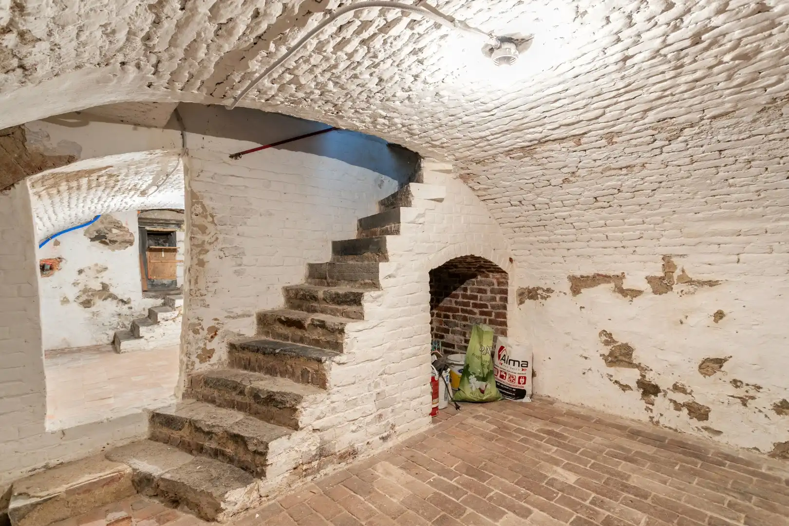 Gerenoveerde woning met 4 slaapkamers en opslagplaats foto 21