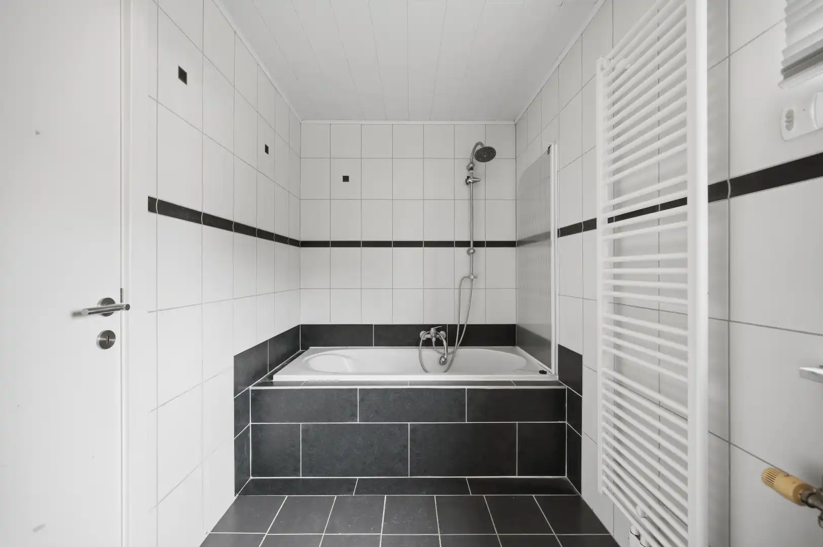 Instapklare OB (2006) met grote garage en 3 slpks foto 16