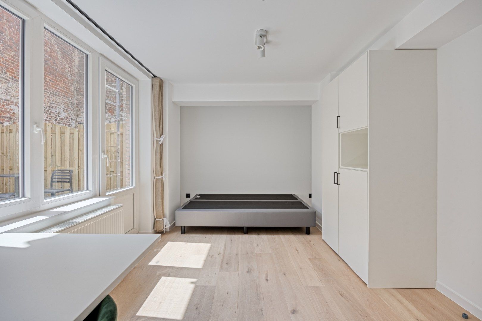 Volledig gerenoveerde studentenkamer in residentie met 29 studentenkamers met eigen sanitair en terras in hartje Leuven - EPC label A! foto {{pictureIndex}}
