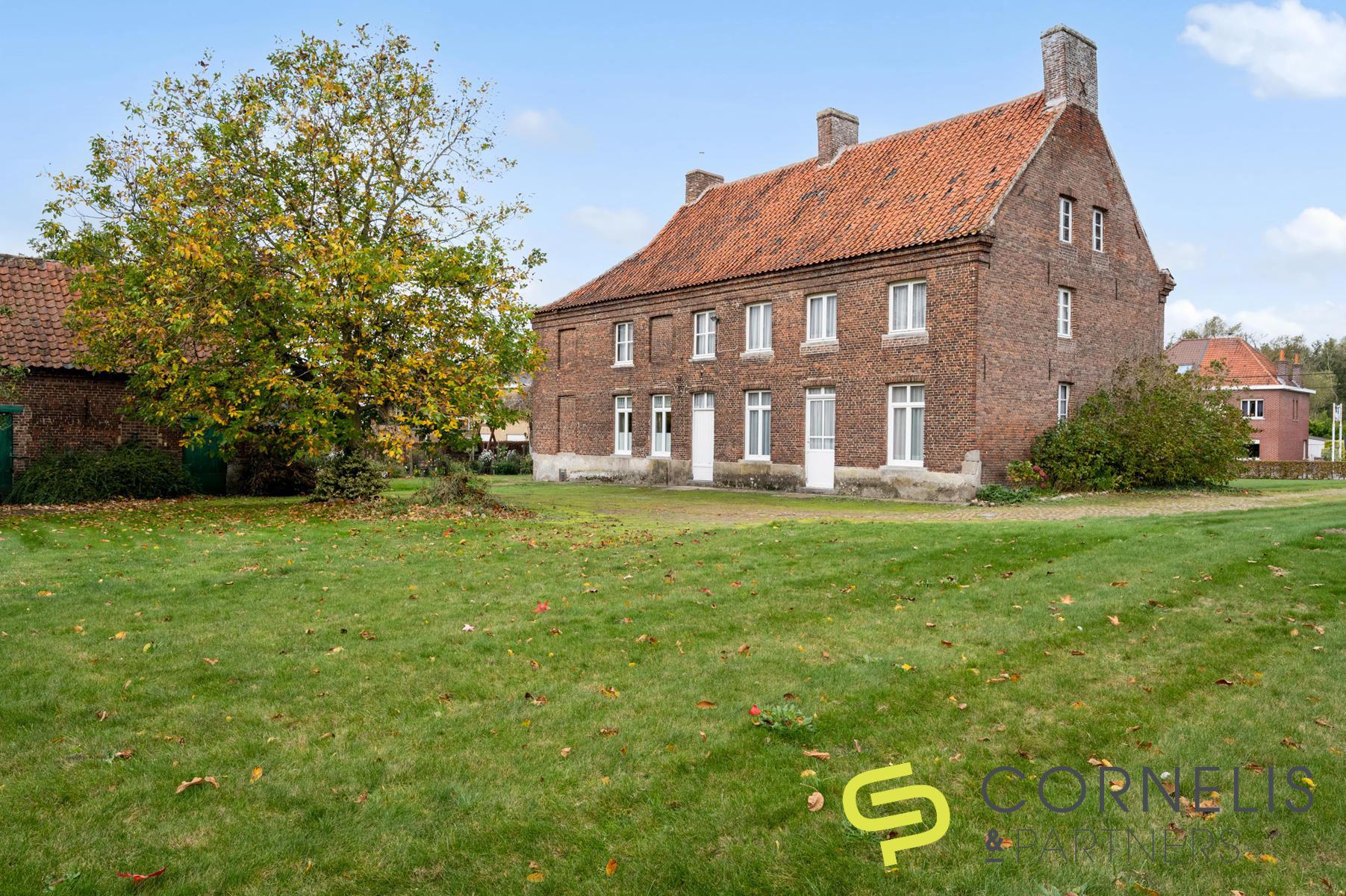 Renovarieproject: unieke hoeve met tal van mogelijkheden! foto {{pictureIndex}}