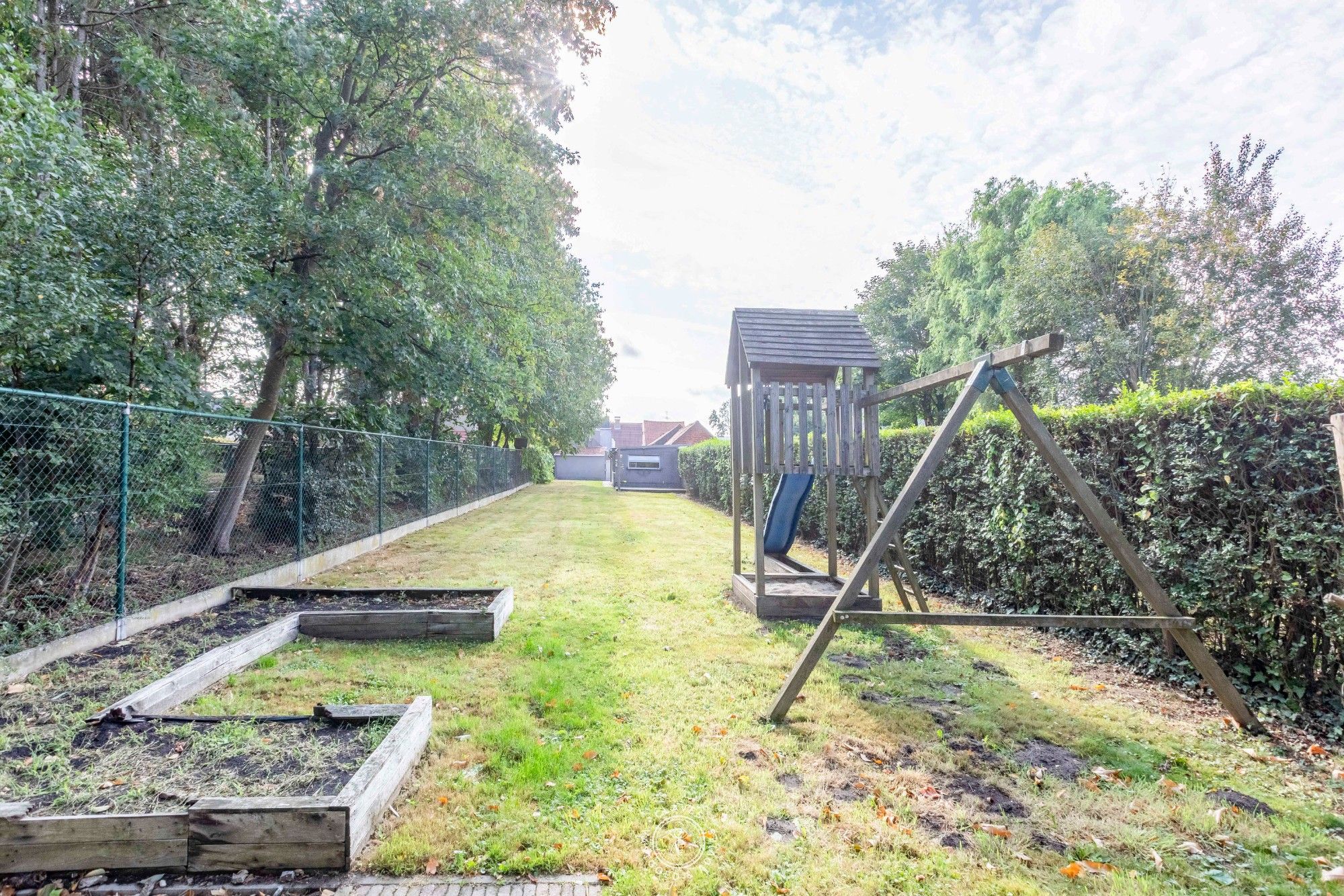 Open bebouwing met ruime garage en fijne tuin met prachtig zicht op de velden foto 4