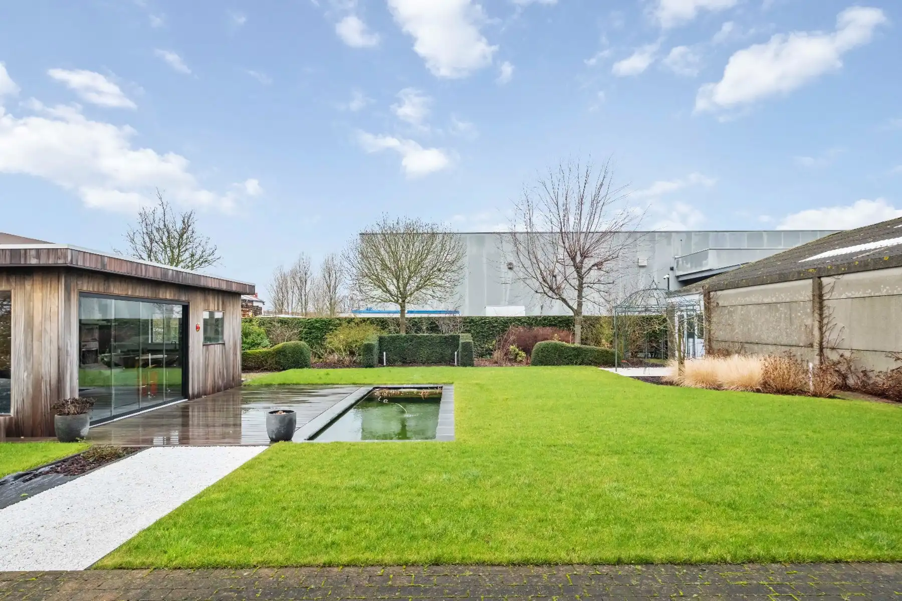 Ruime loods met ruime instapklare woning te Oostende. foto {{pictureIndex}}