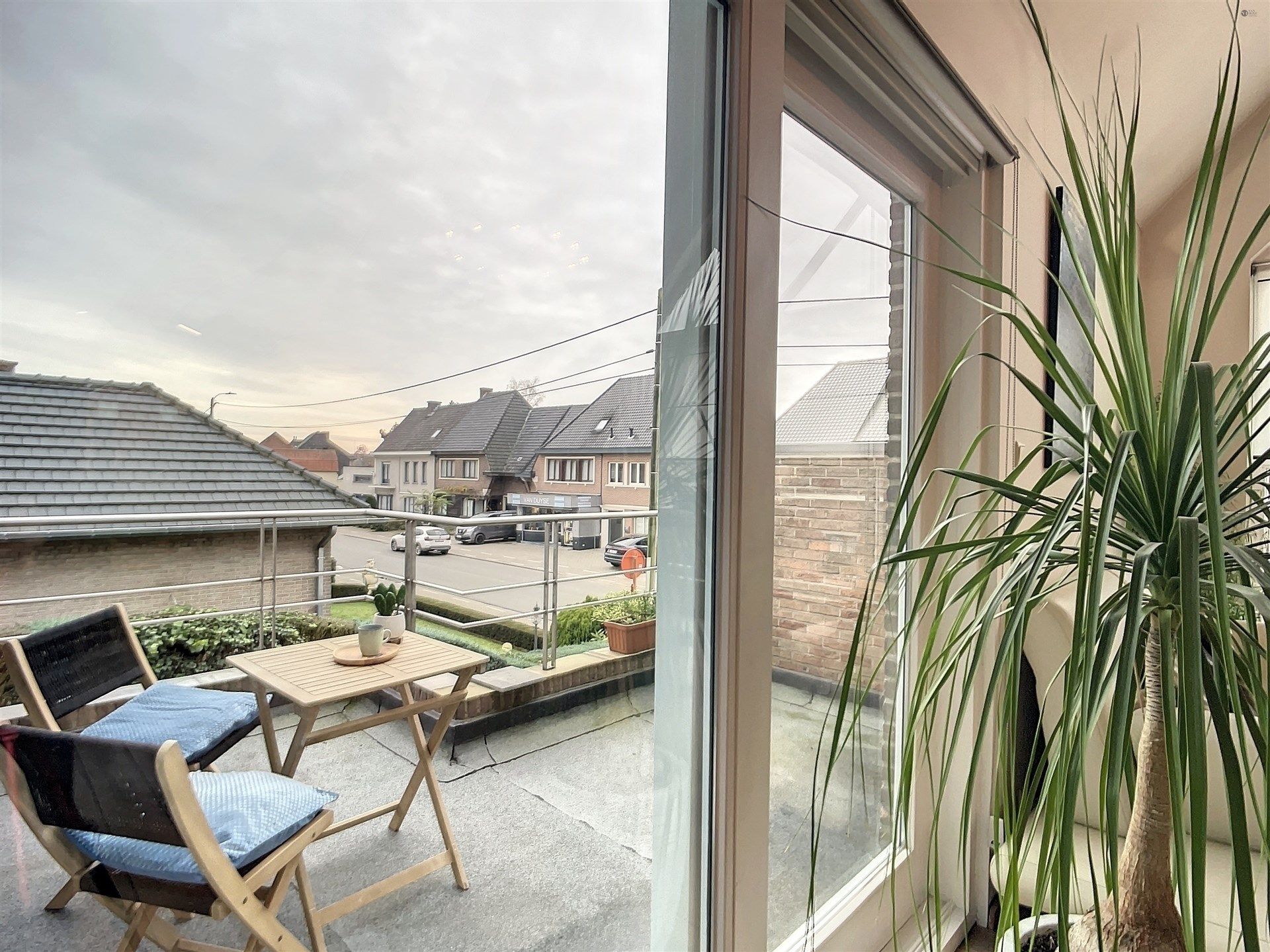 open bebouwing met 3 slaapkamers en garage op perceel van 886 m². foto 7