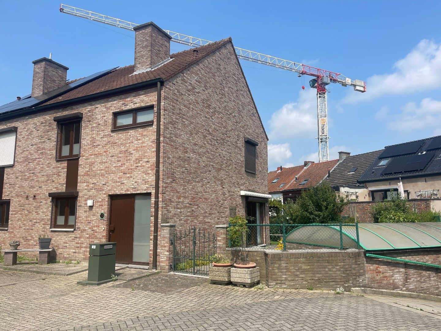 Ruime stadswoning met tuin, terras en ondergrondse garage in Hasselt - 4 slaapkamers - bouwjaar 1993 - EPC-waarde 206.Kwh - Energielabel C - 140.00m² bewoonbare foto 1