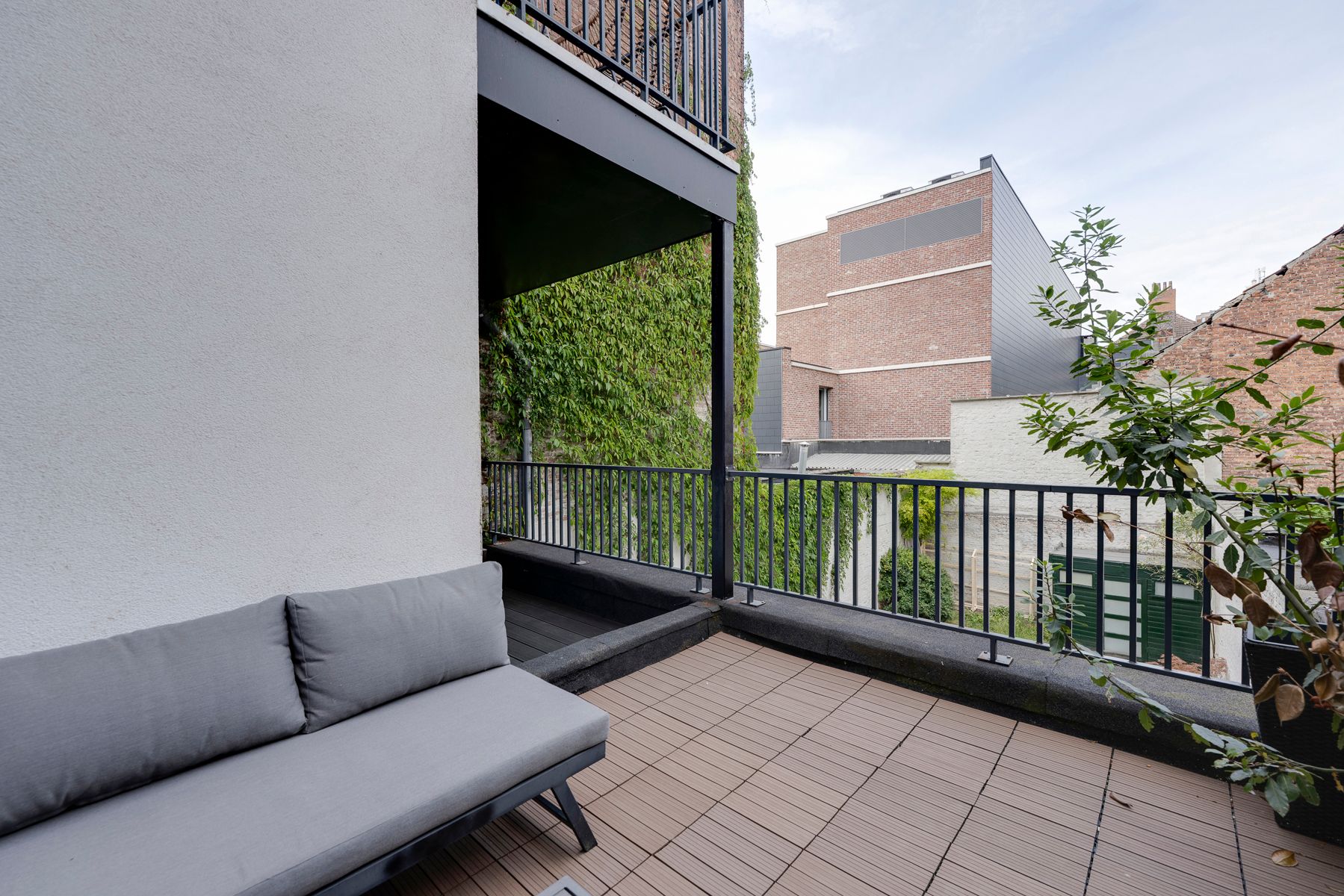 Instapklaar appartement met groot terras in Slachthuiswijk foto 3