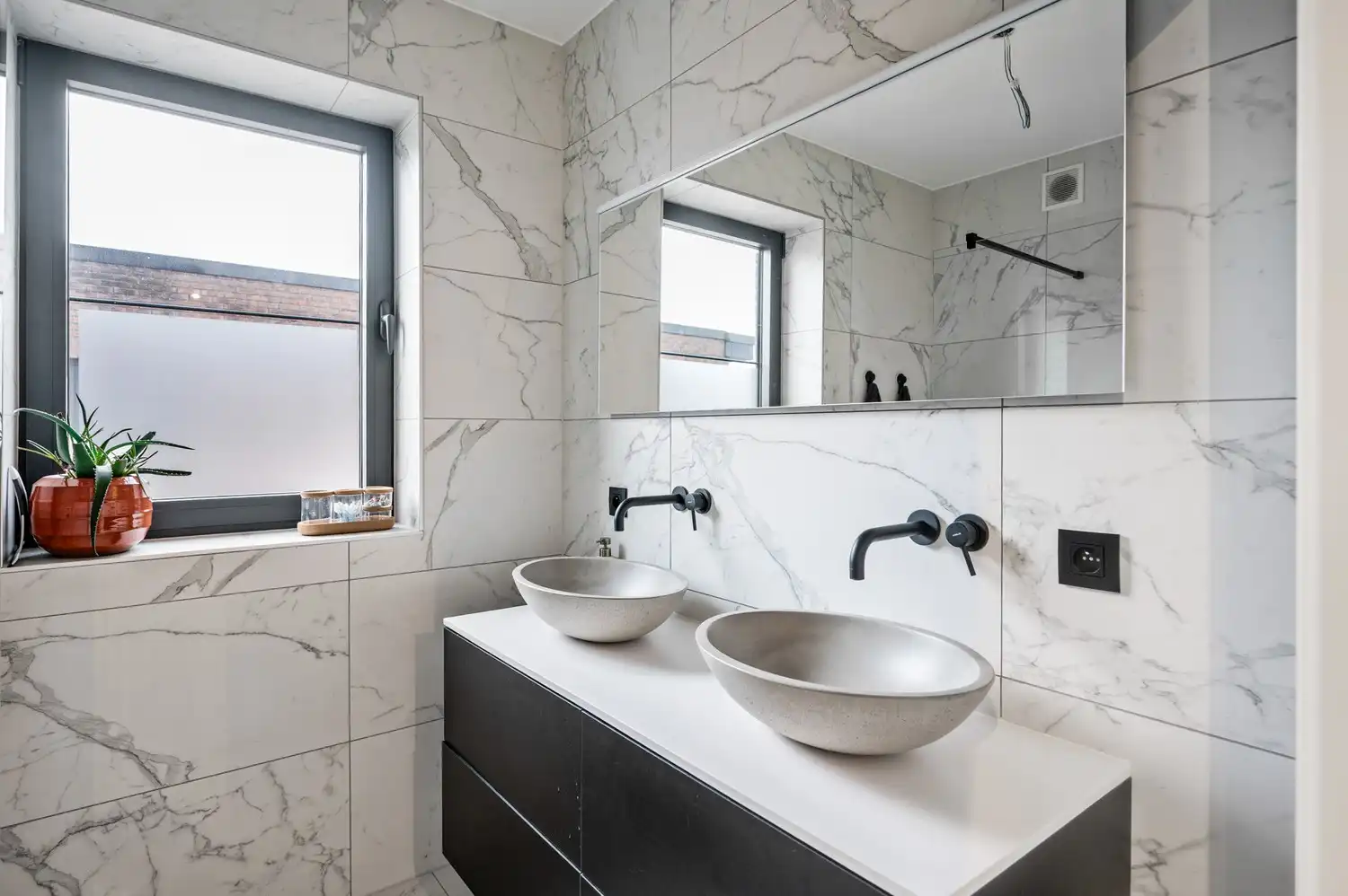 Recent 2-slaapkamerappartement met terras op rustige ligging in Borsbeek. foto 9