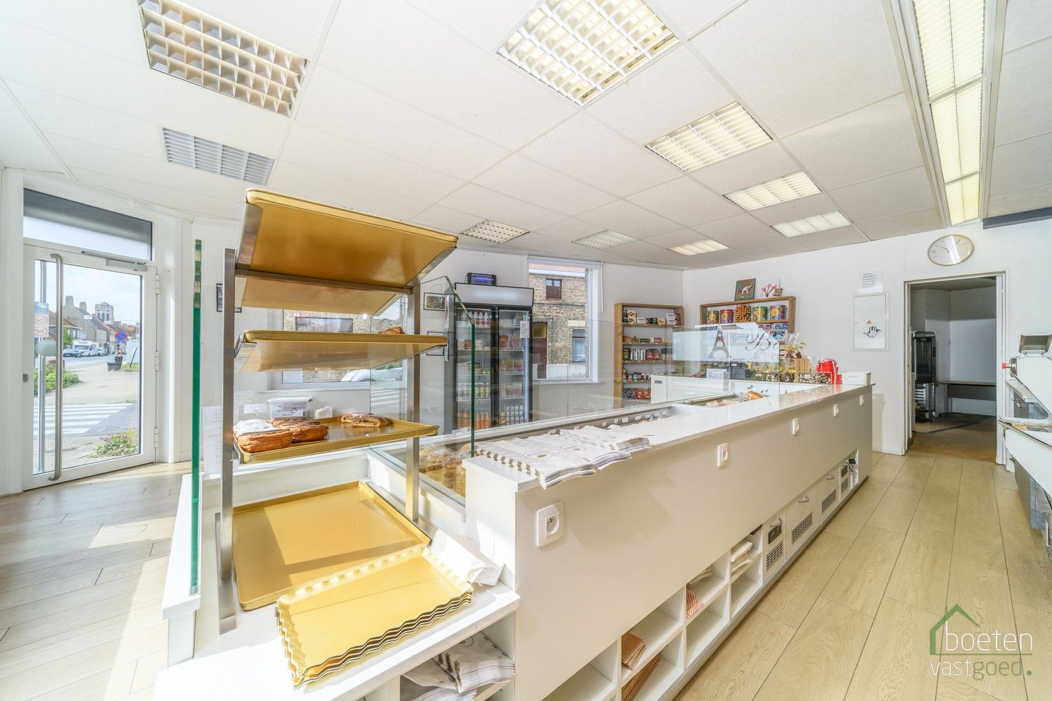 VEURNE: Verkoop van de gekende zaak bakkerij Petit Paris, bestaande uit een gerenoveerde handelsruimte met eveneens (grotendeels) gerenoveerd woongedeelte. foto 4
