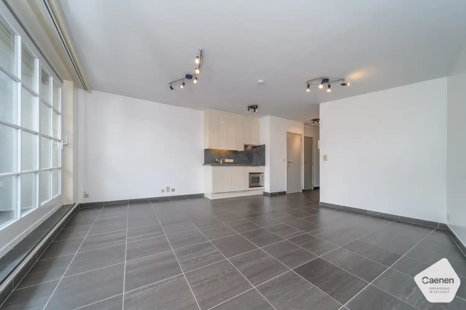 Centraal gelegen, recente studio met open zicht op het Sloepenplein - garage inbegrepen foto 3