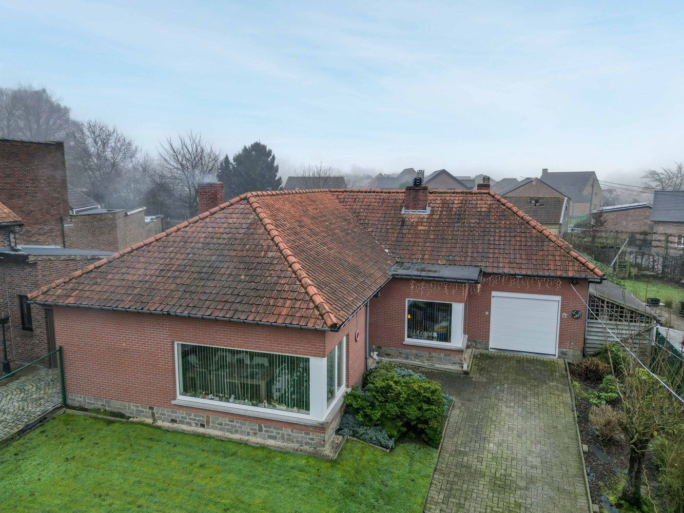 Hoofdfoto van de publicatie: Bungalow met vier slaapkamers, inpandige garage en ruime tuin te koop in Kortessem