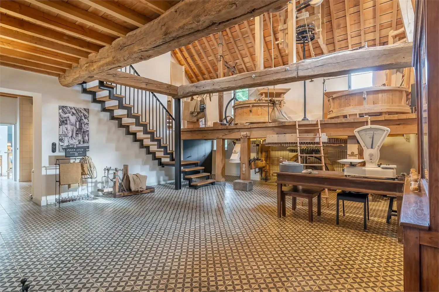 Prachtig gerenoveerde monumentale watermolen foto 4