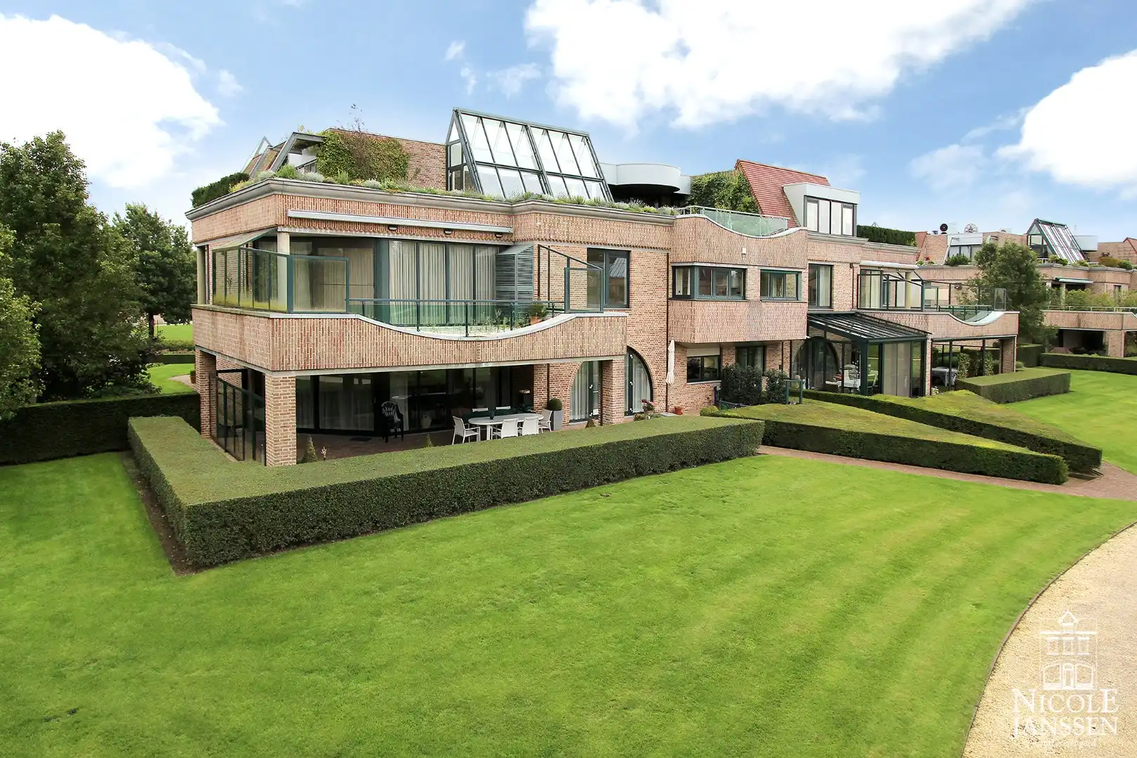 Exclusief penthouse met een daktuin/terras van 230m² foto {{pictureIndex}}