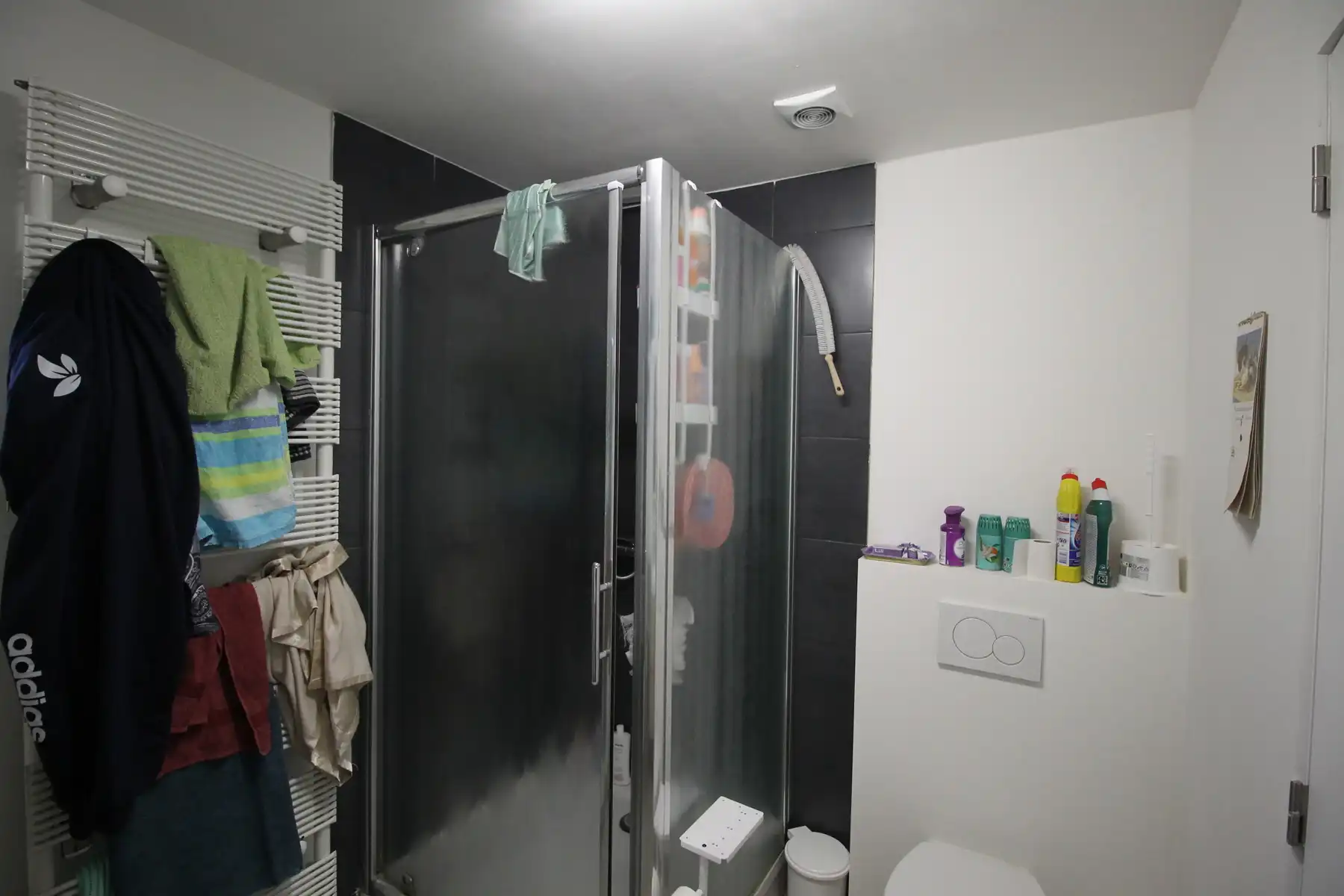 Gerenoveerde gezinswoning met 3 slaapkamers, terras en tuin op een zeer centrale, doch rustige ligging. foto 8