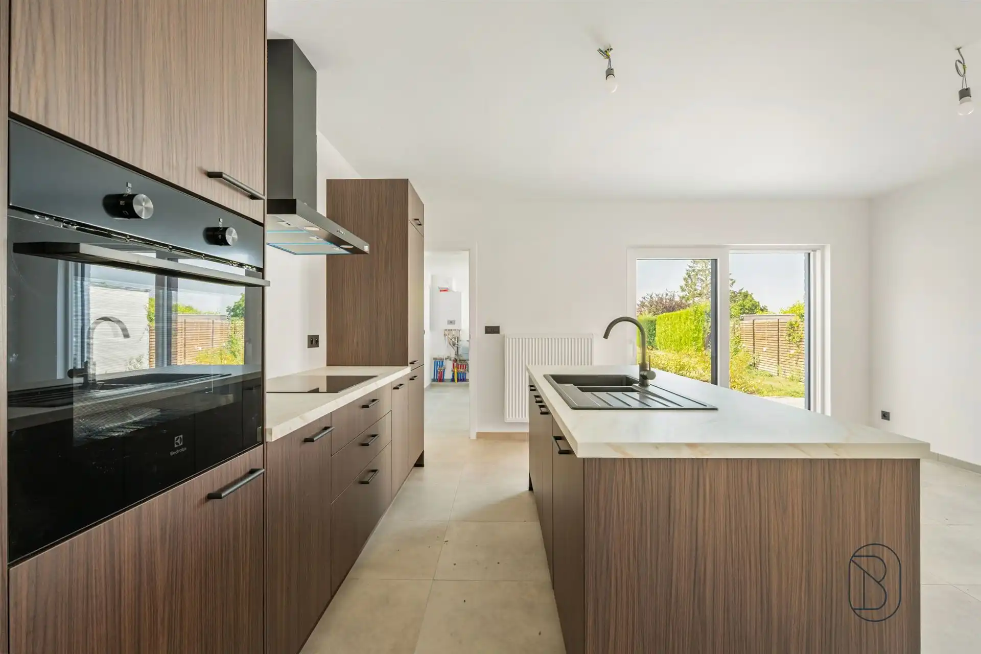 Charmant gerenoveerde woning met grote aangename tuin en handige oprit. foto 8