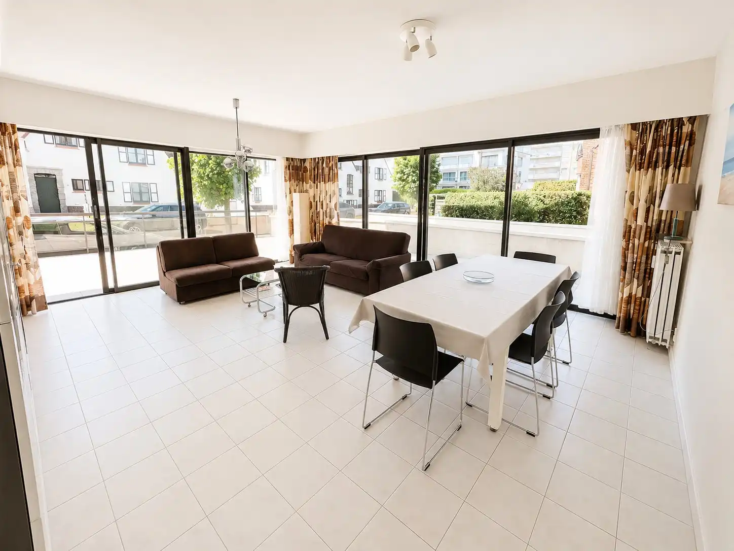 Ruim gelijkvloers appartement te koop met uitzonderlijk zonneterras in de gegeerde Concessie van De Haan. foto 2