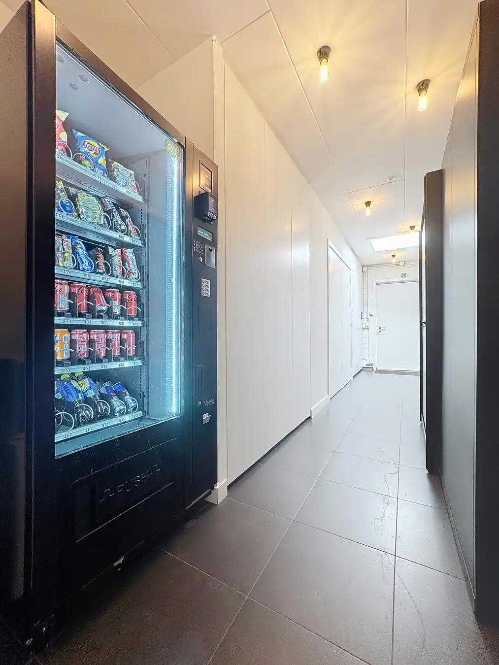 TOPLOCATIE: Lichtrijk en instapklare KANTOORGEBOUW (13 werkplaatsen) met ruime (198 P) parkeergelegenheid voor de deur! Vlakbij het station van Brugge. foto 11