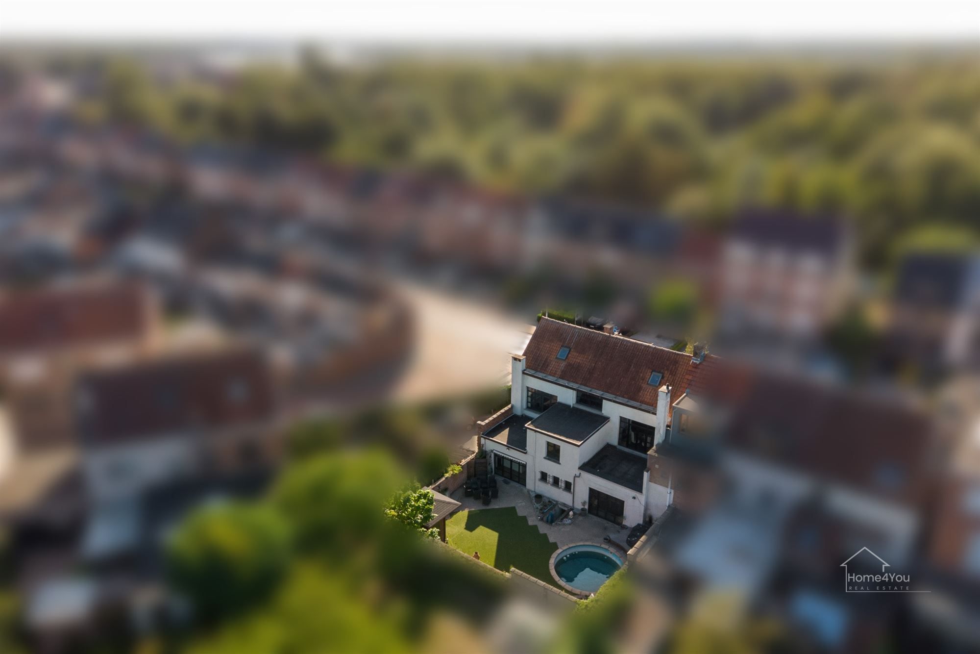 Zeer ruim herenhuis met zwembad foto 30