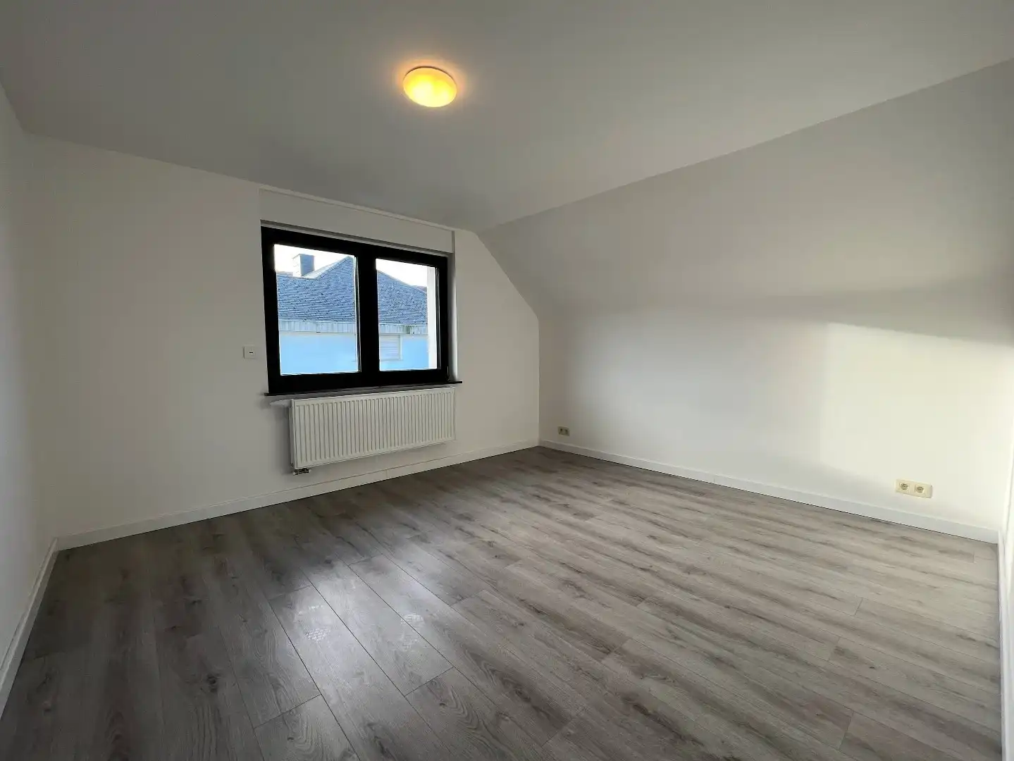 Volledig vernieuwde woning met 3 slpk. en  zuid-west gerichte tuin, goed gelegen vlakbij het commerciële centrum van Knokke en het station. foto 13