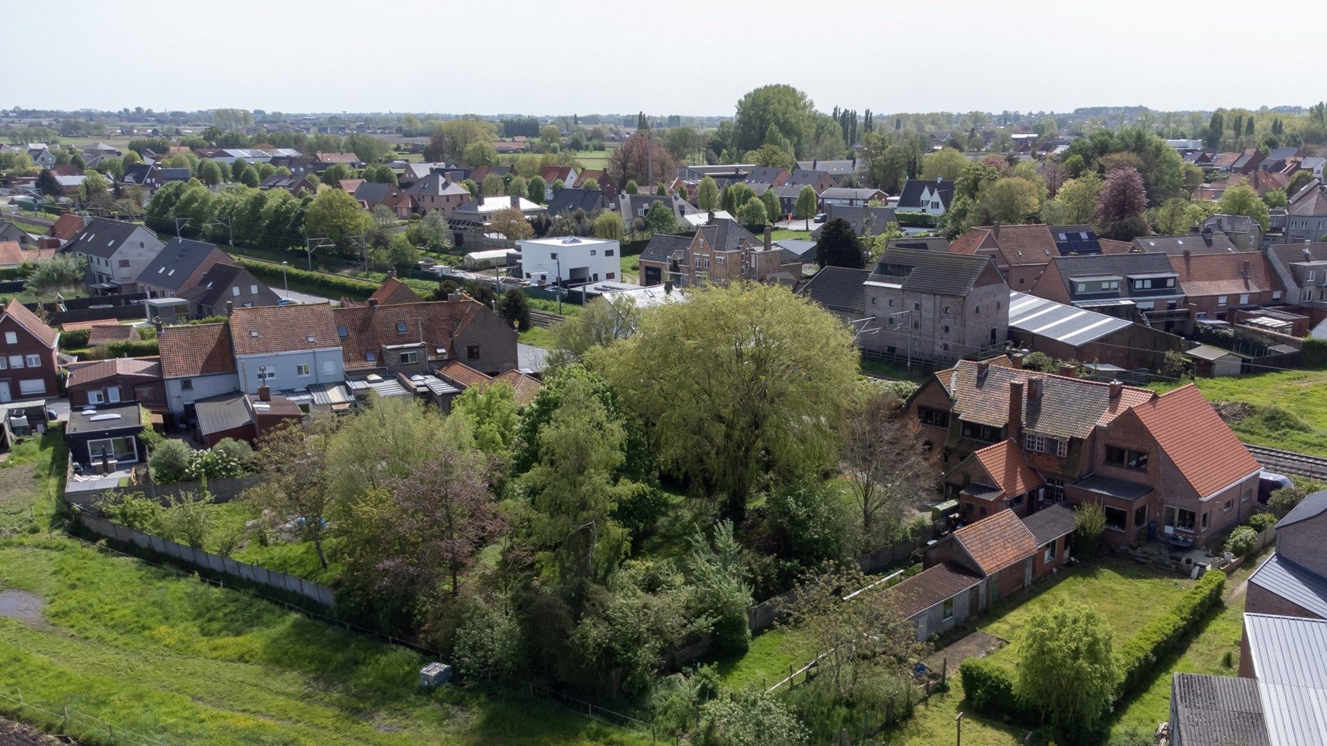 Woning met 5 slaapkamers, prachtige tuin en garage. foto 20