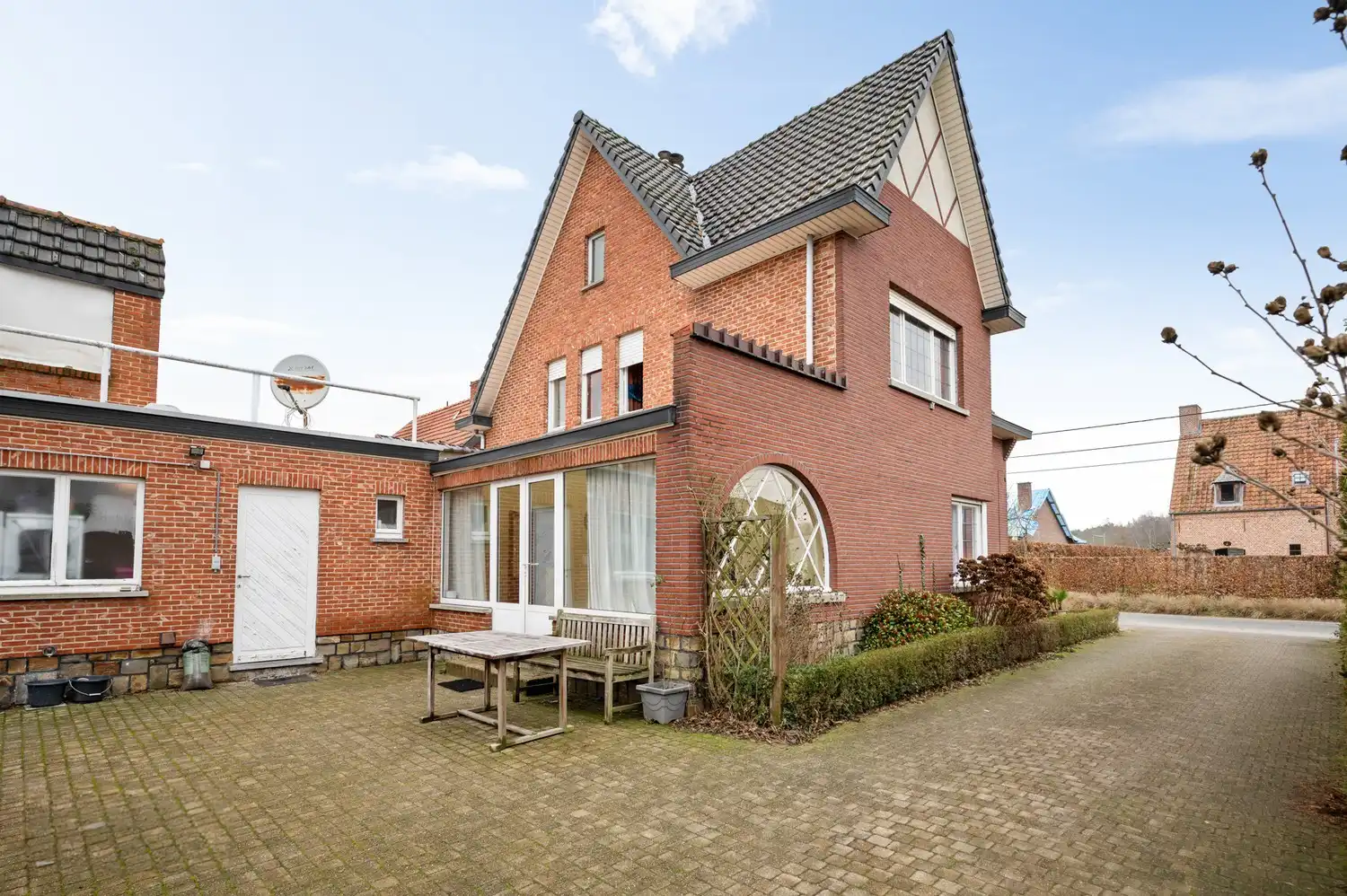 Ruime woning met 3 slpkrs foto 2
