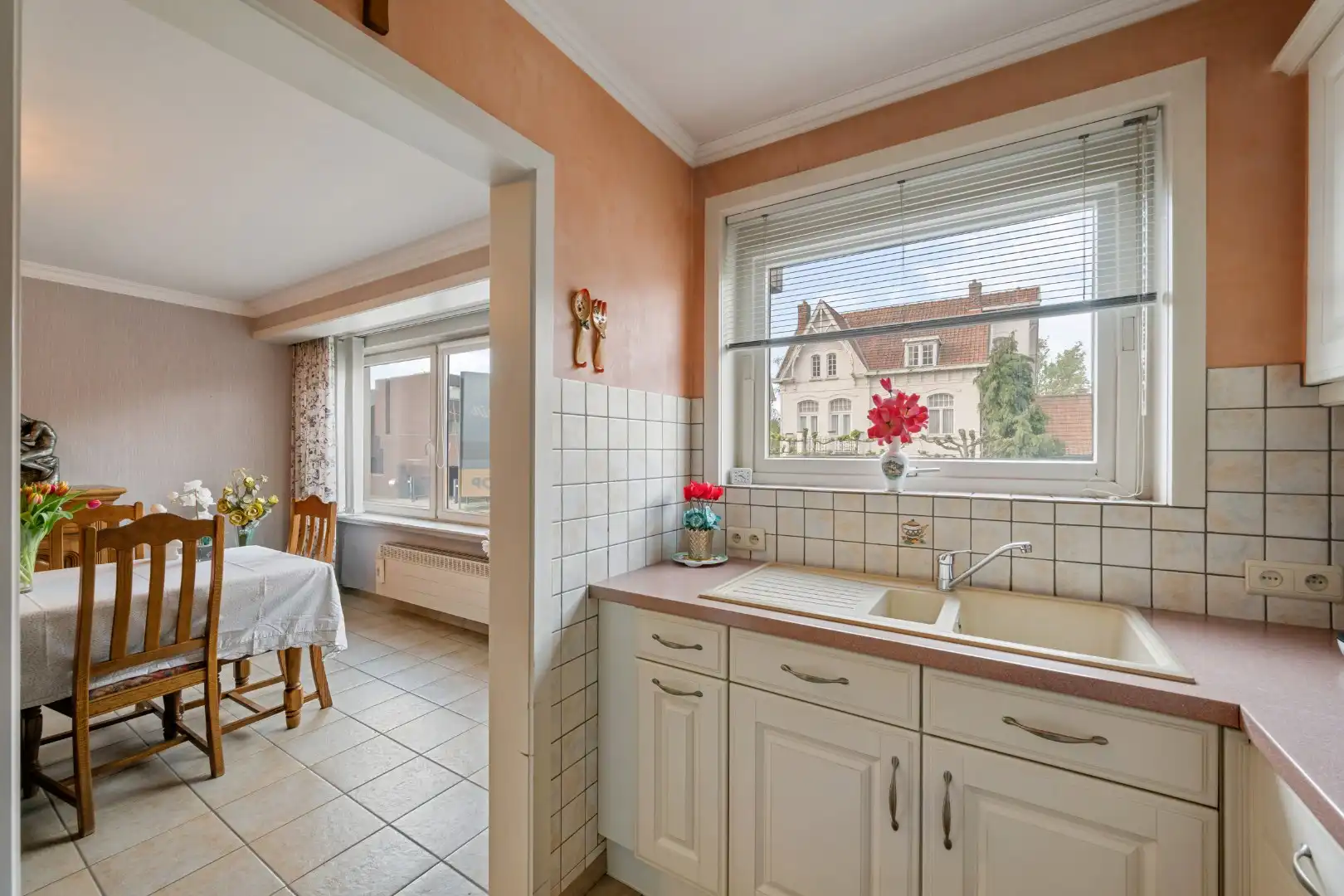Instapklaar appartement met 2 slaapkamers, balkon en garage in Ieper-centrum foto 6