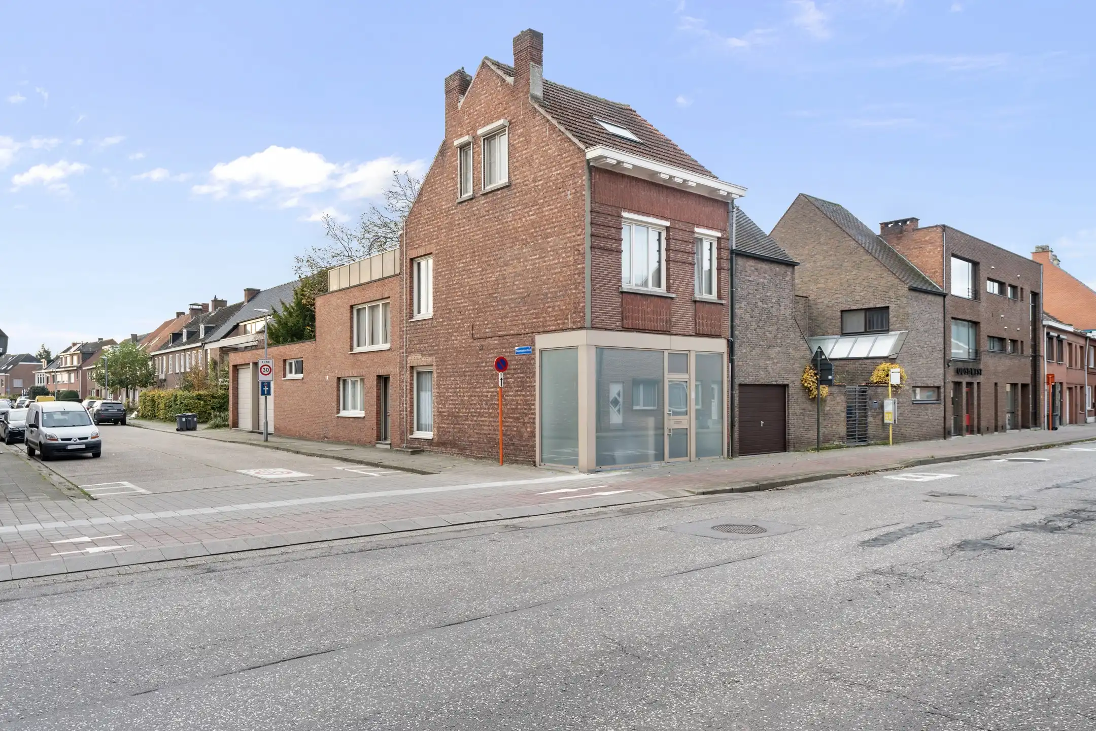 instapklare woning met handels- of kantoorruimte  foto {{pictureIndex}}