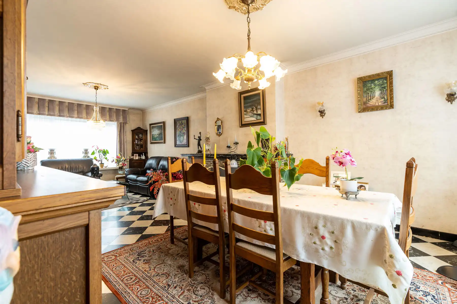 Halfopen gezinswoning met licht, structuur en potentieel foto 11