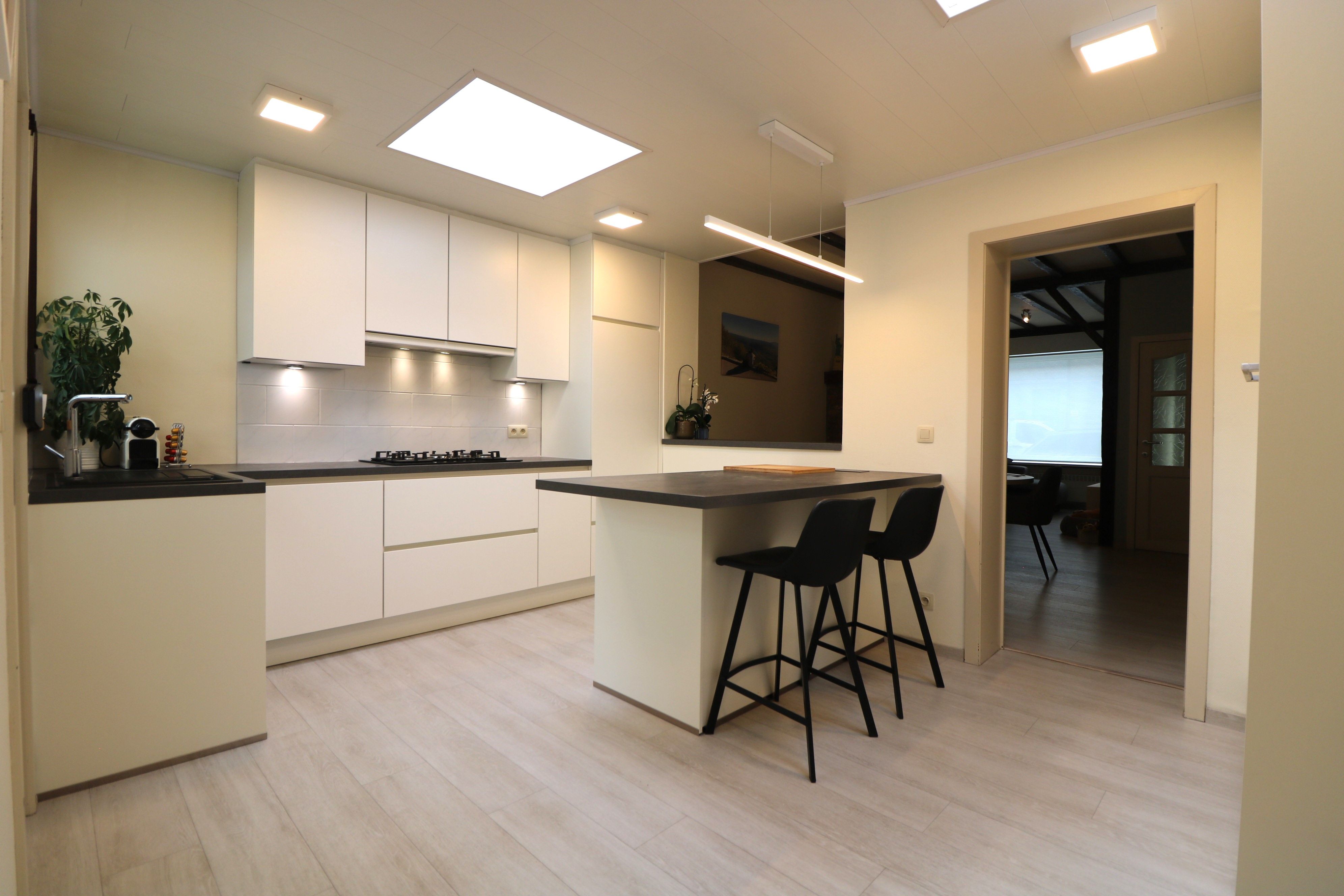 Instapklare woning met 3 slaapkamers en stadstuin, vlakbij centrum, jachthaven en Zeedijk. foto {{pictureIndex}}