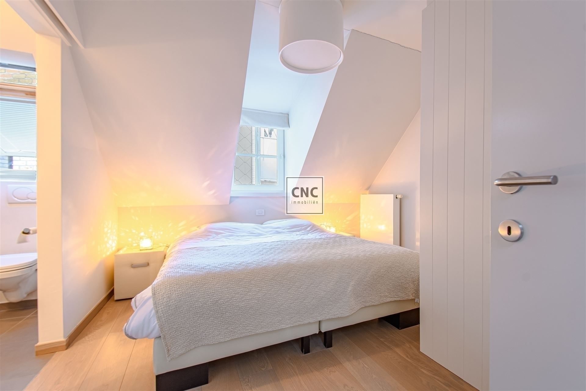 Prachtig afgewerkt en lichtrijk duplex-appartement in het hart van Knokke, gelegen aan de zonnekant van de Zoutelaan, vlakbij de Lippenslaan. foto 13