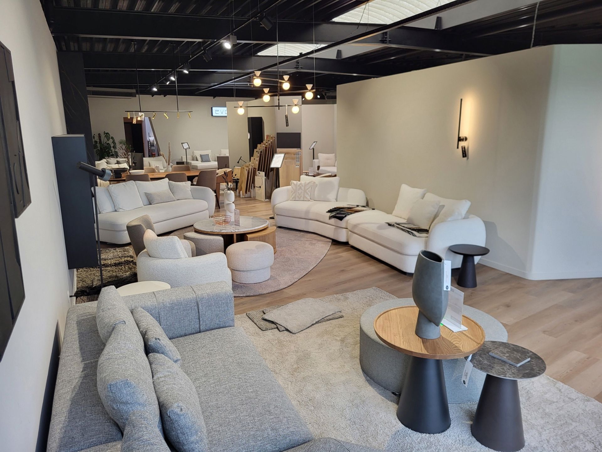 Te huur - BAANLOCATIE: winkel & showroom foto 8