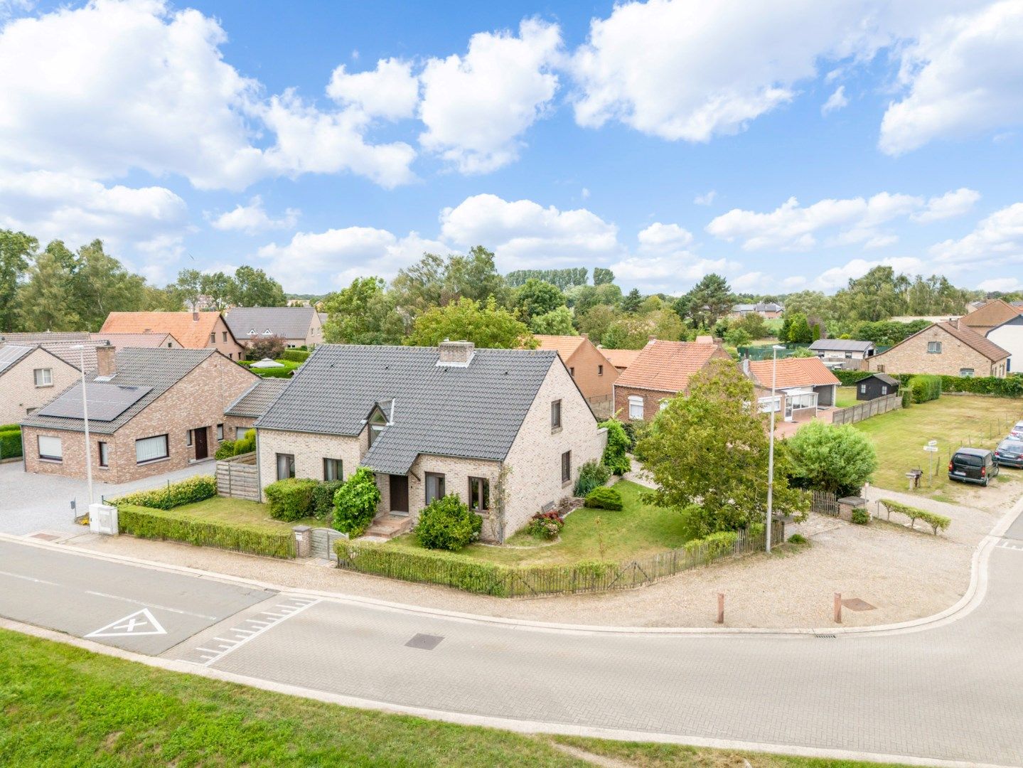 Verrassend ruime, degelijke gezinswoning  met diverse mogelijkheden op een perceel van 6a77ca.  foto 1