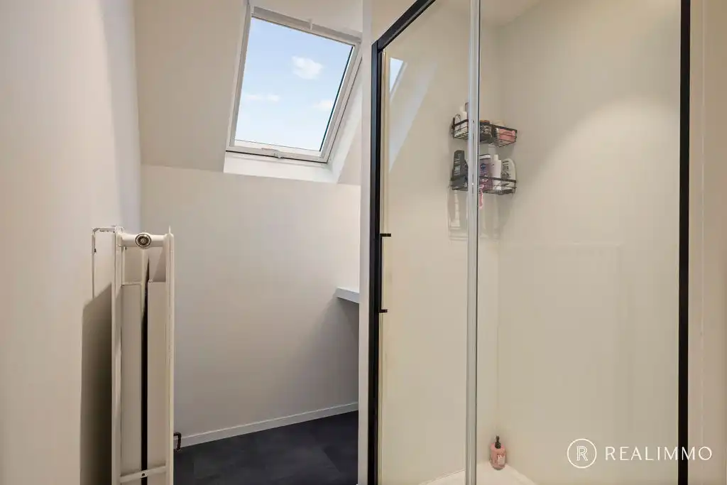 Ruime, lichtrijke woonst met 3 slaapkamers en garage foto 14