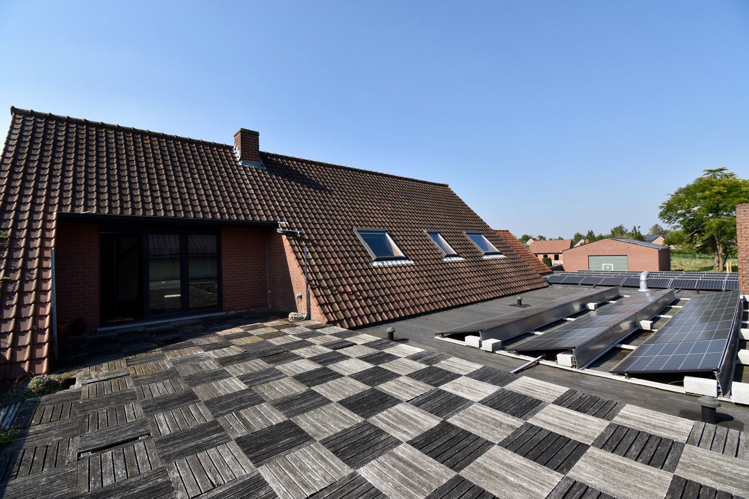 Polyvalent gebouw bestaande uit winkelruimte, appartement en loods foto 4