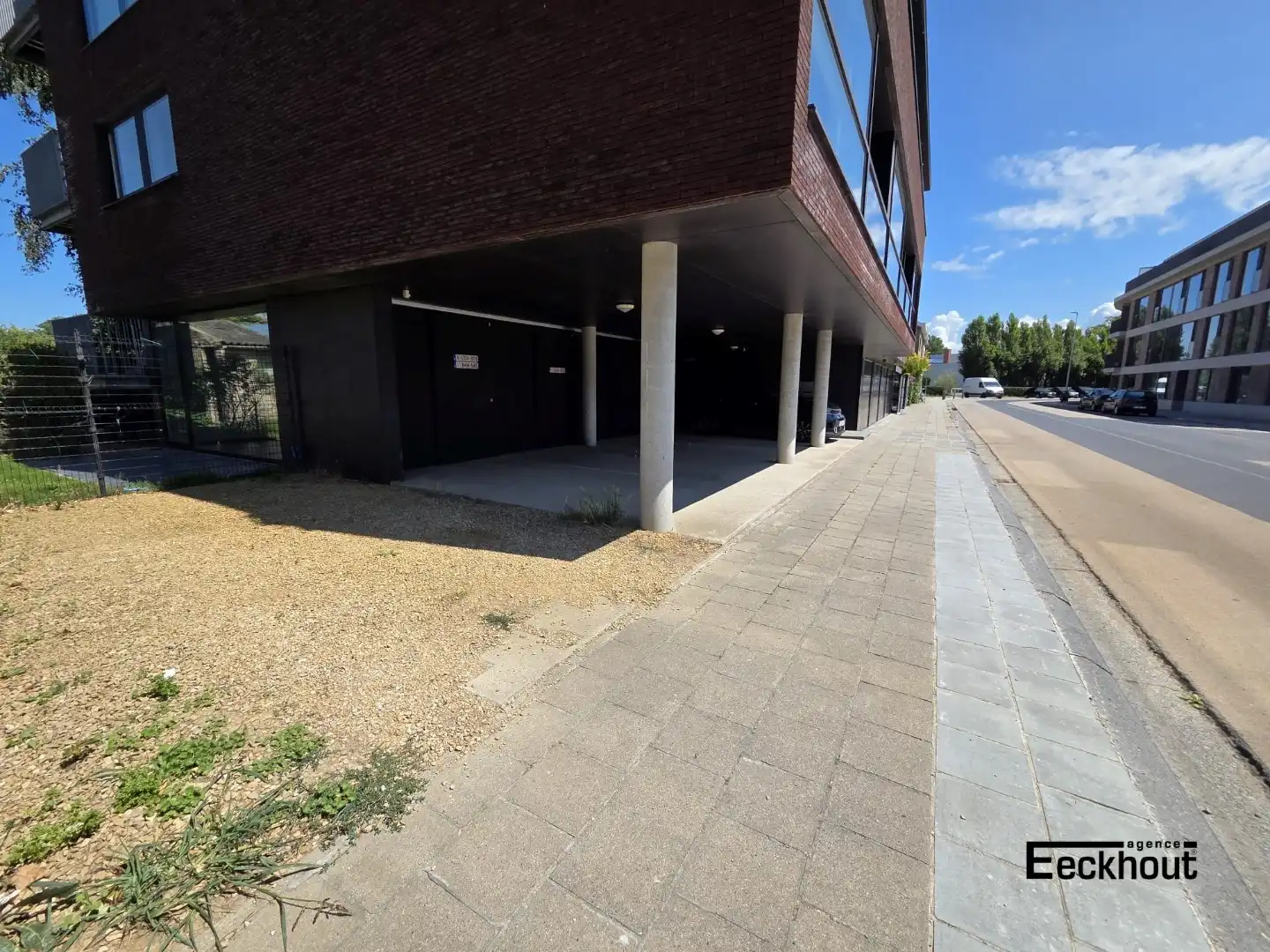 Overdekte autostaanplaats met berging te Bredene aan de Spuikom foto 3