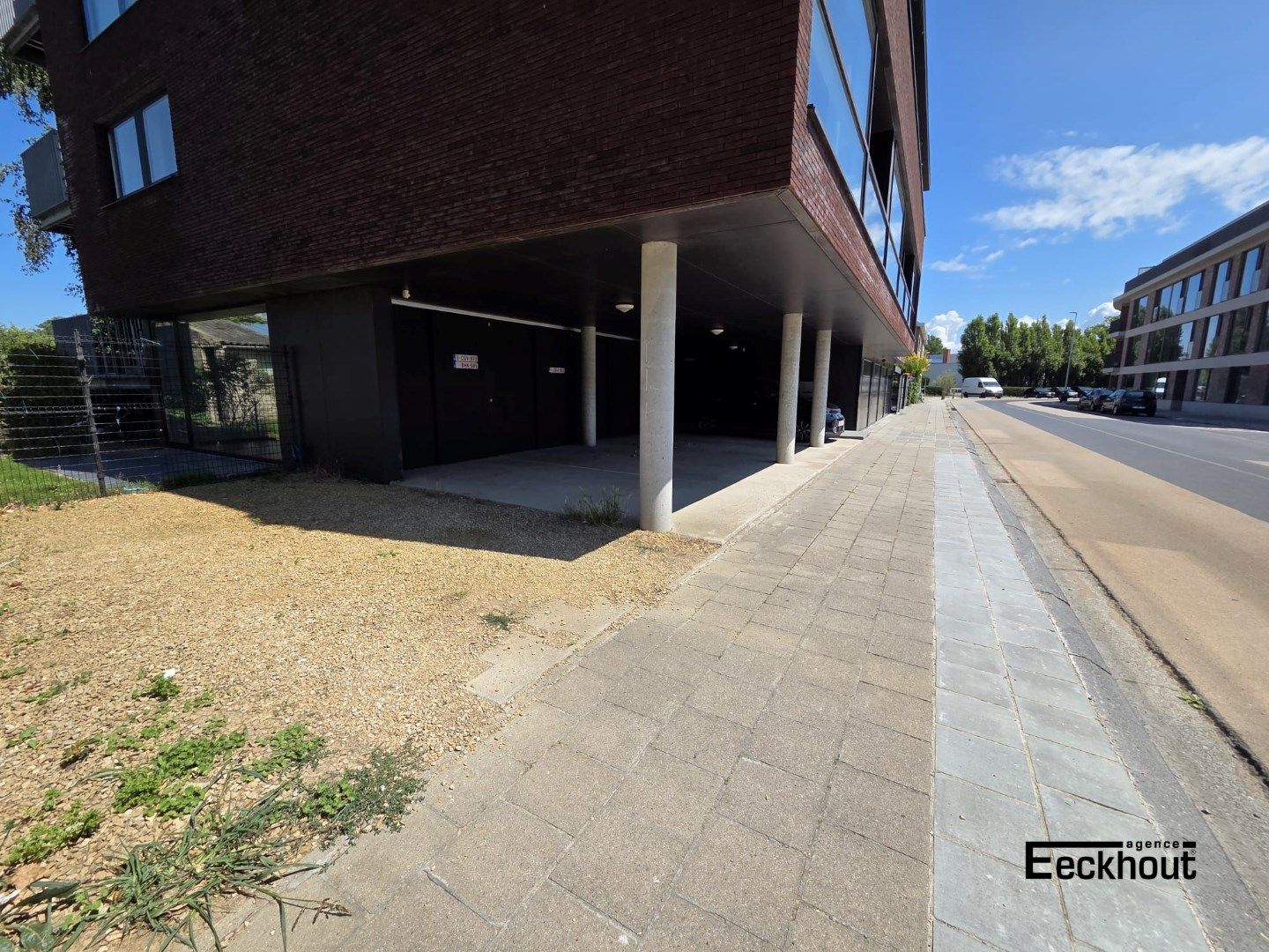 Overdekte autostaanplaats met berging te Bredene aan de Spuikom foto 3