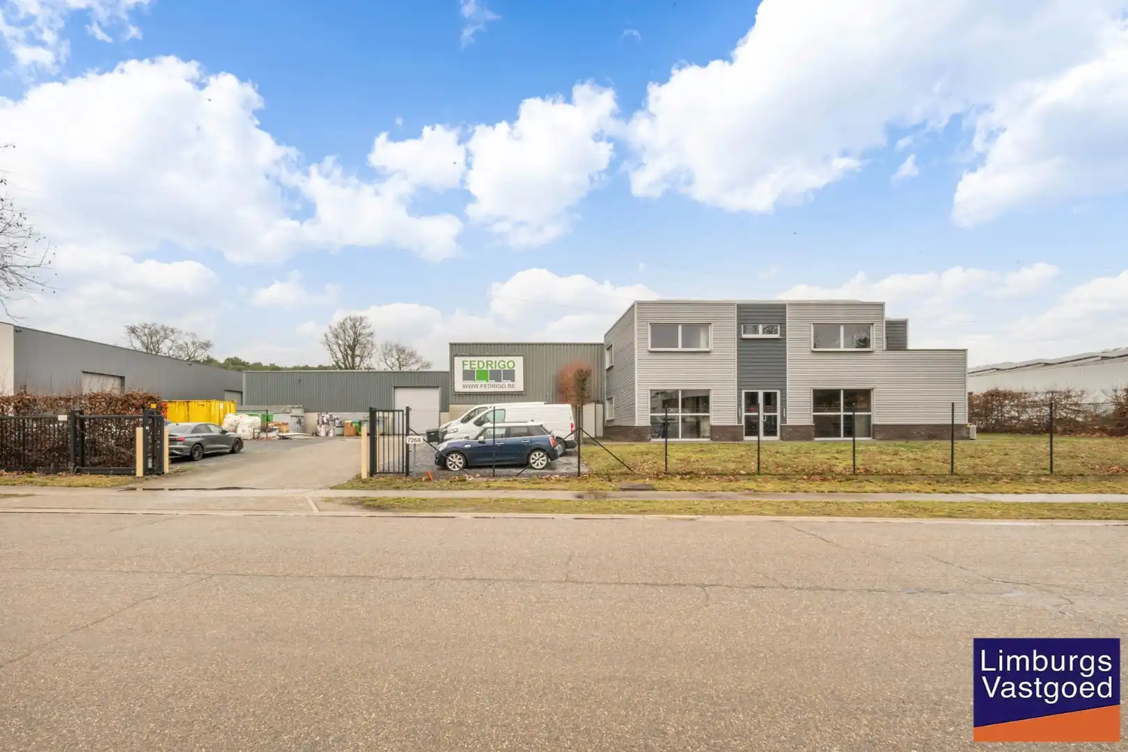 Industrieel gebouw,1.696m², met kantoren 120m² + appartement 120m², Genk-Zuid foto 2
