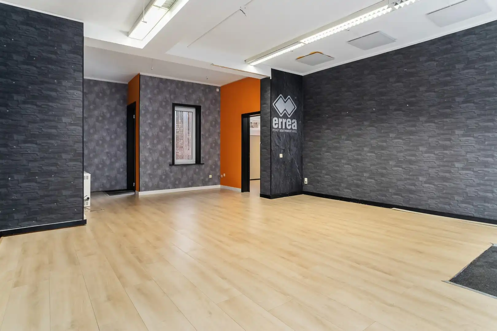 Verhuurd handelspand met parkeermogelijkheid te centrum Roeselare! foto 2