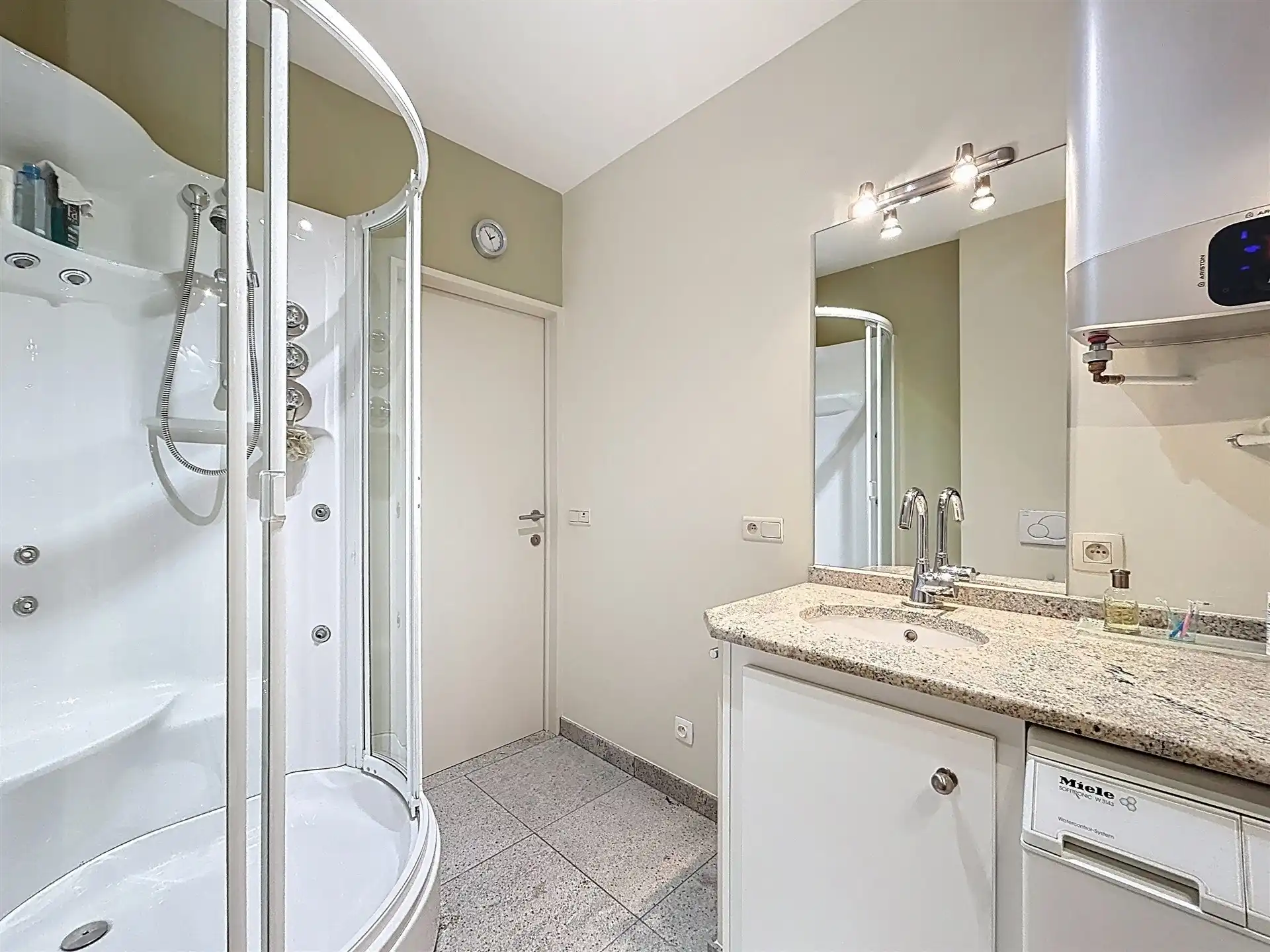 Instapklaar 2 slk- appartement op toplocatie in centrum Sint-Niklaas foto 9