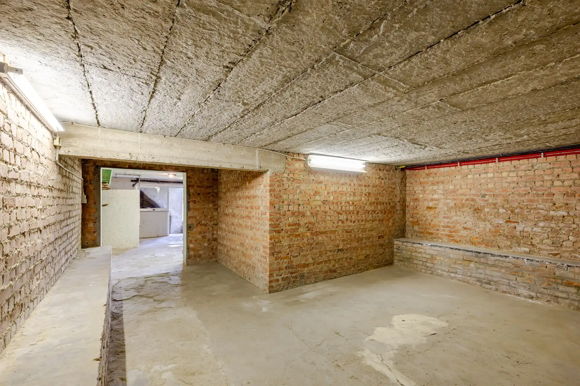 Ruime, solide te renoveren woning met 4 tot 5 slaapkamers en tuin foto 23
