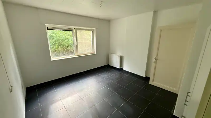 --- NOUVEAU --- Bungalow quatre façades avec 2 chambres, garage et grand jardin dans un environnement verdoyant. foto 17