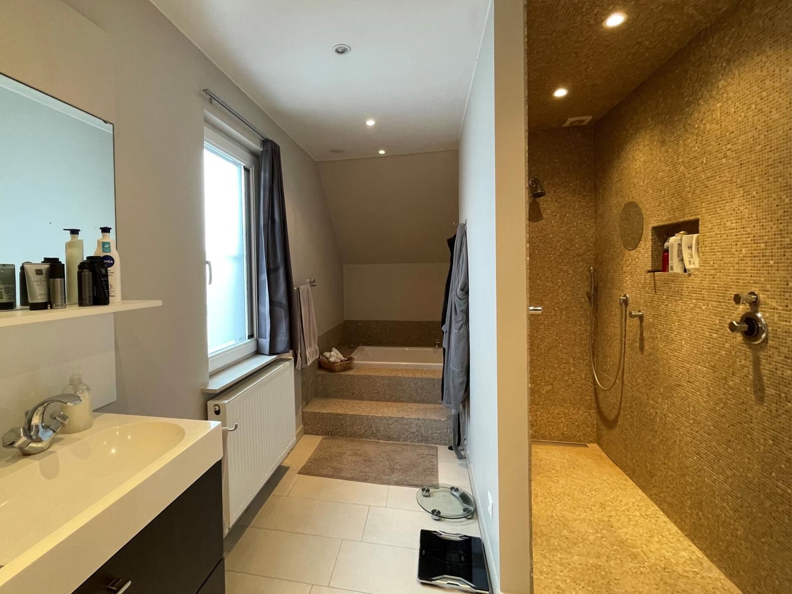 Instapklare woning met oprit, garage en zuidgerichte tuin foto 10