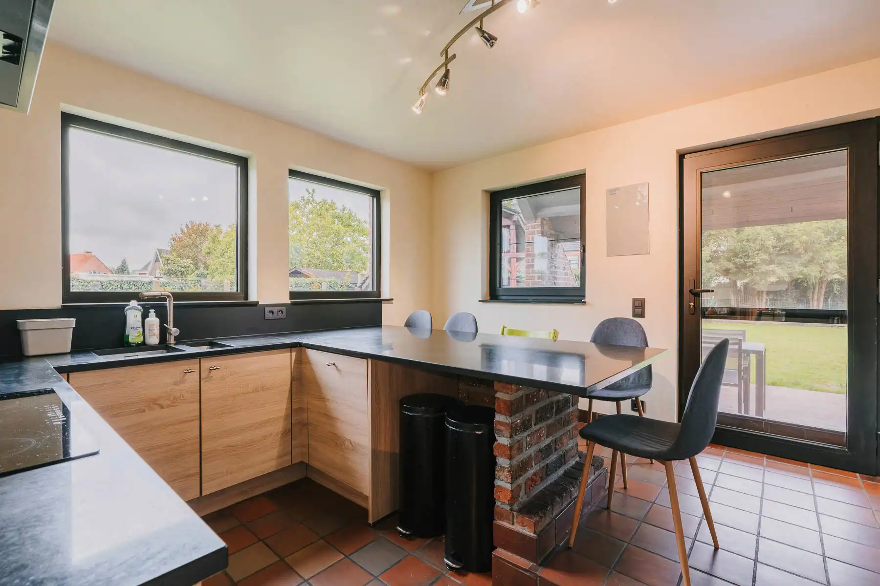 Ruime gezinswoning met praktijkruimte/kangoeroewoning foto 10