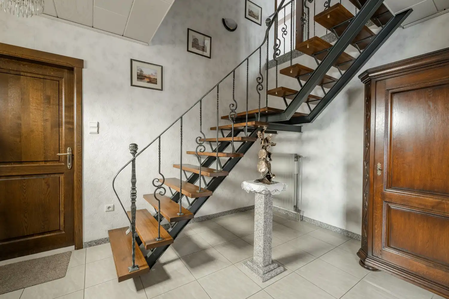 Mooie vrijstaande woning te koop vlakbij het centrum met 4 slaapkamers rustig gelegen op 10a10ca. foto 30