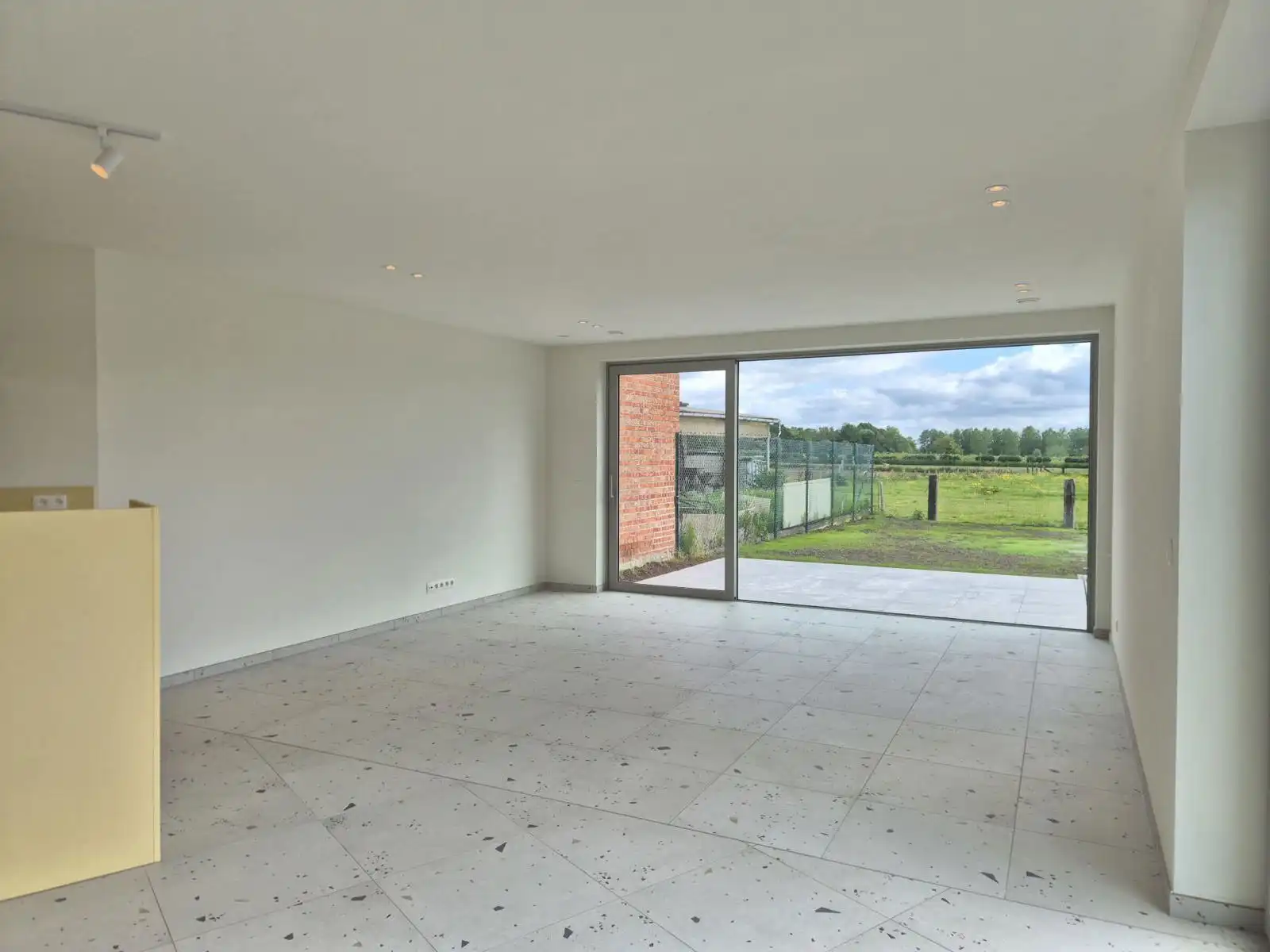 Gelijkvloers nieuwbouwappartement met 2 slaapkamers en tuin foto 3