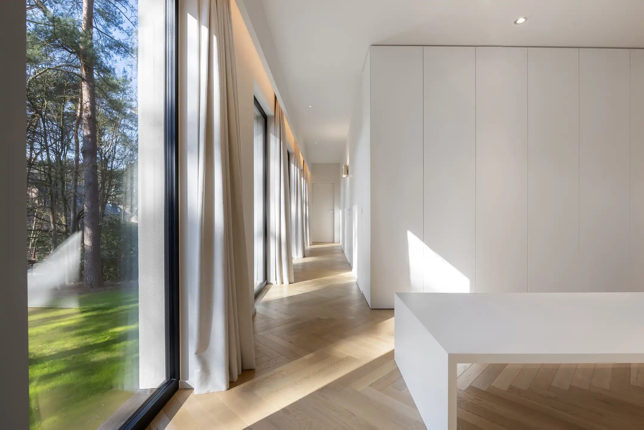 Exclusieve moderne villa met panoramisch zicht op groen foto 26