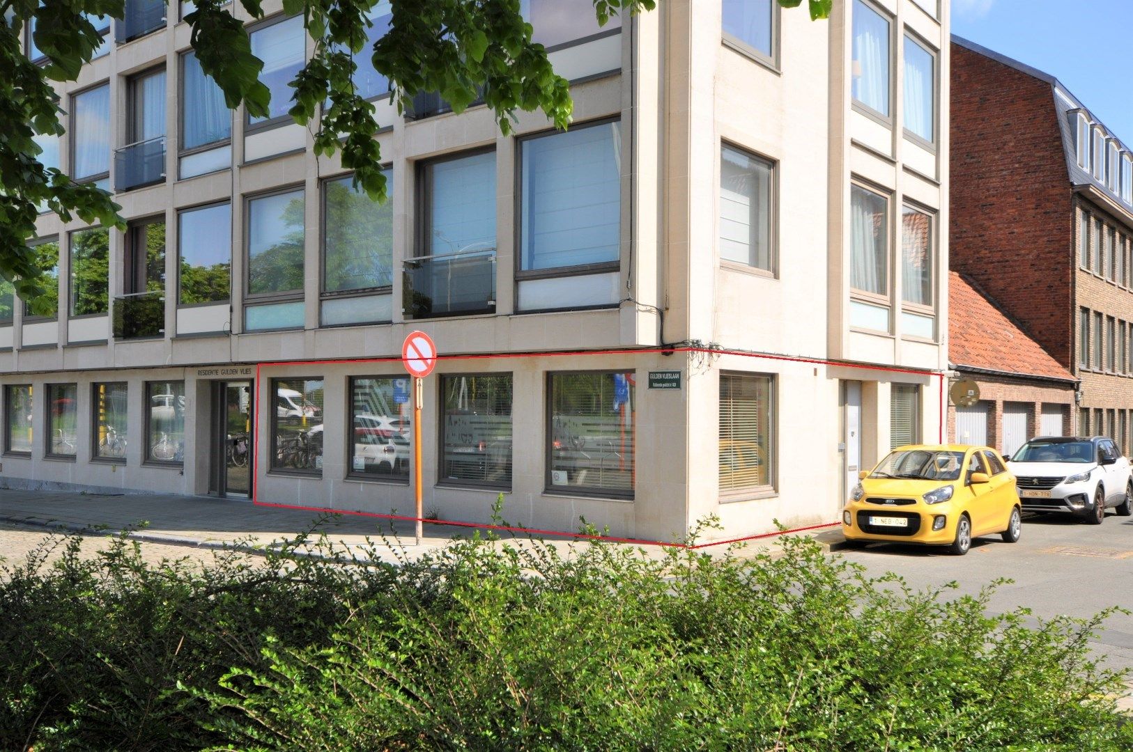 kantoorruimte/ handelsgelijkvloers/ praktijkruimte op commerciële locatie nabij de ring van Brugge foto {{pictureIndex}}