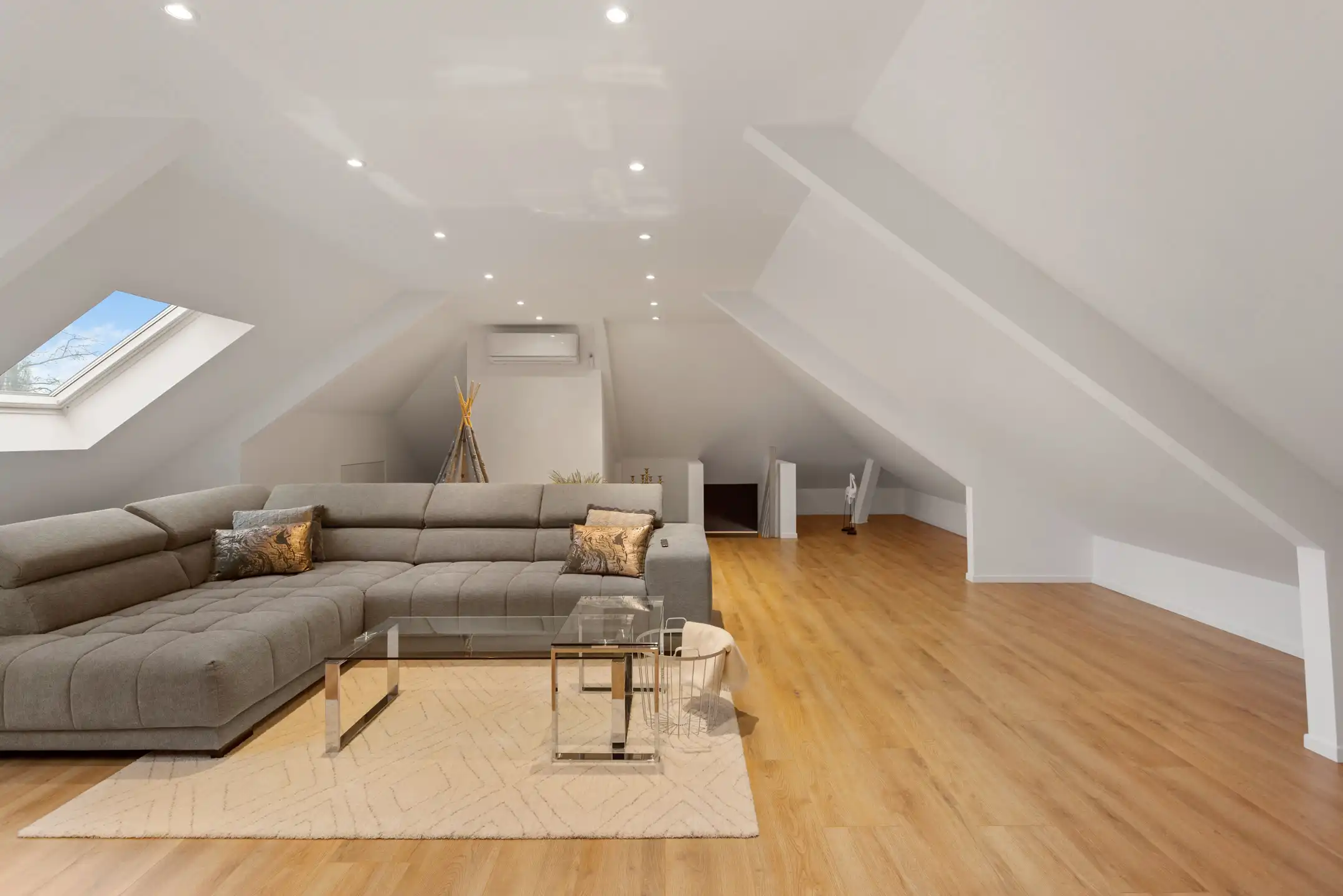 Unieke volledig gerenoveerde Villa met 5 slaapkamers, 2 badkamers, garage, groot terras, ruime tuin, zwembad, fitnessruimte en oprit op een terrein van 16 are 80 ca foto 20