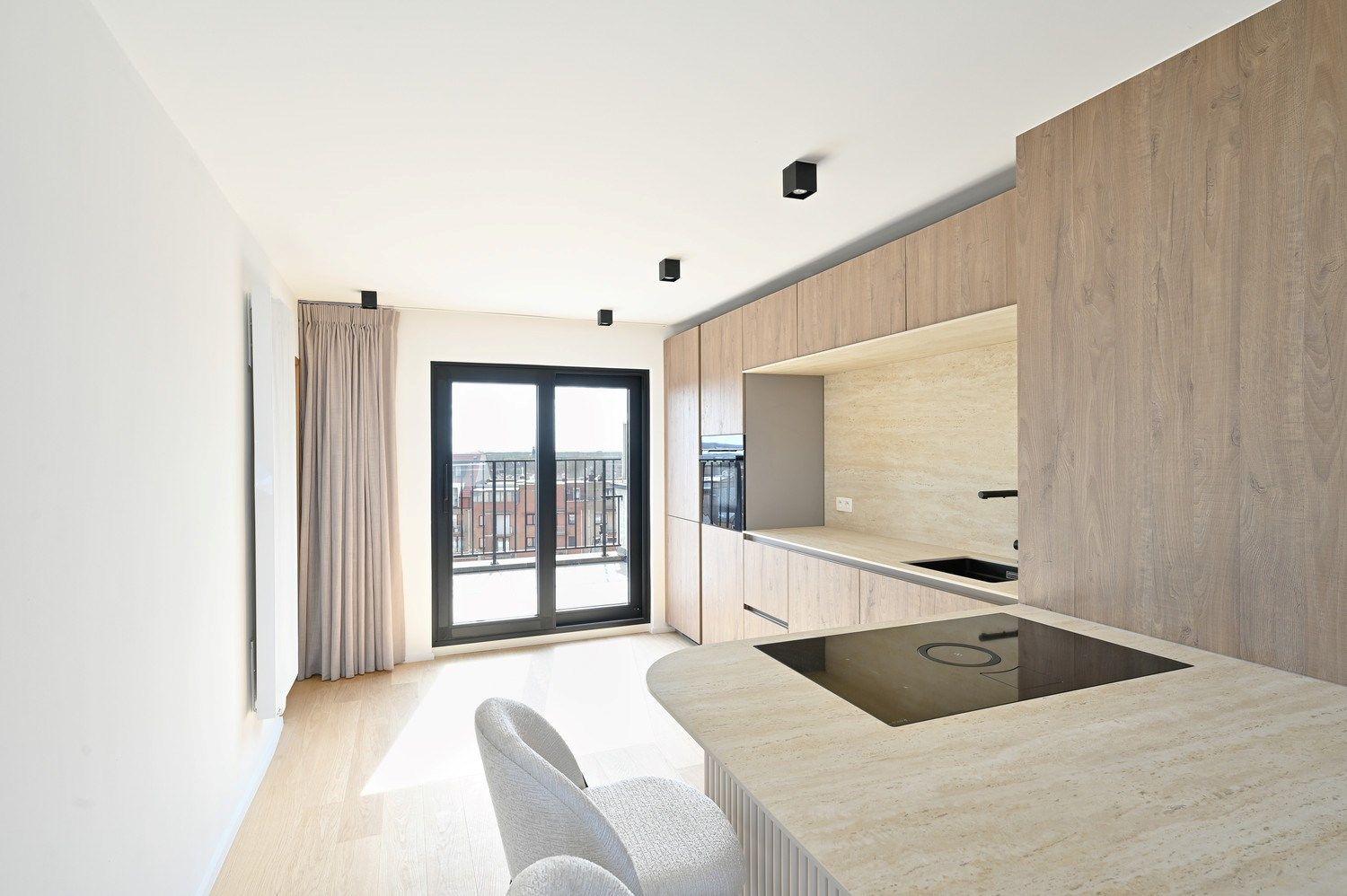 Uitzonderlijk gerenoveerd penthouse met frontaal zeezicht (gevelbreedte 11m) met  riante terrassen (circa. 77m²) gelegen op enkele passen van het Heldenplein.  foto 11