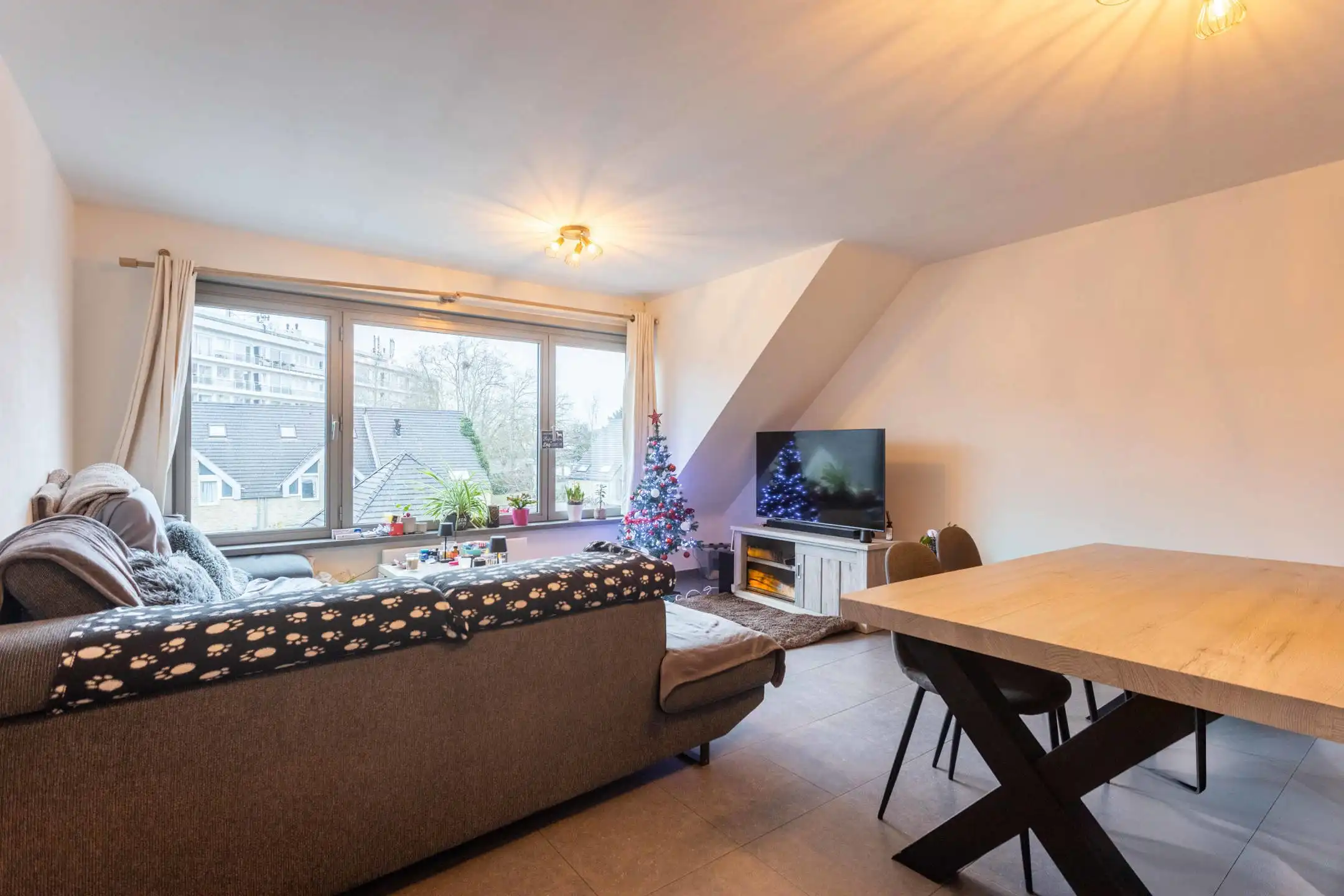 Ruim en lichtrijk appartement met garagebox te Eine foto {{pictureIndex}}