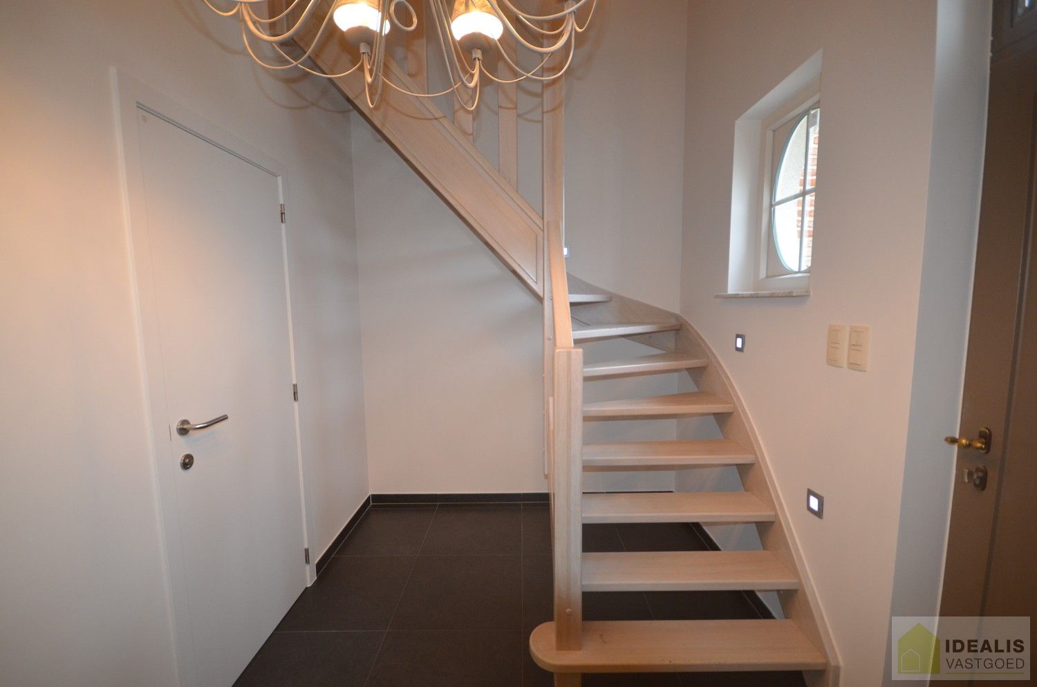 LUXUEUS AFGEWERKTE VILLA IN ZEER GOEDE STAAT! Deze ruime woning omvat o.a. een grote leefruimte, ruime keuken met bergplaats, wasplaats, 3 slaapkamers, ruime badkamer, inpandige garage en bergzolder! De villa is gelegen op een perceel met een opp. +/-13a dat volledig is aangelegd en omheind! Zeer geschikt voor kandidaten op zoek naar een rustig, doch centraal gelegen instapklare woning. foto 14