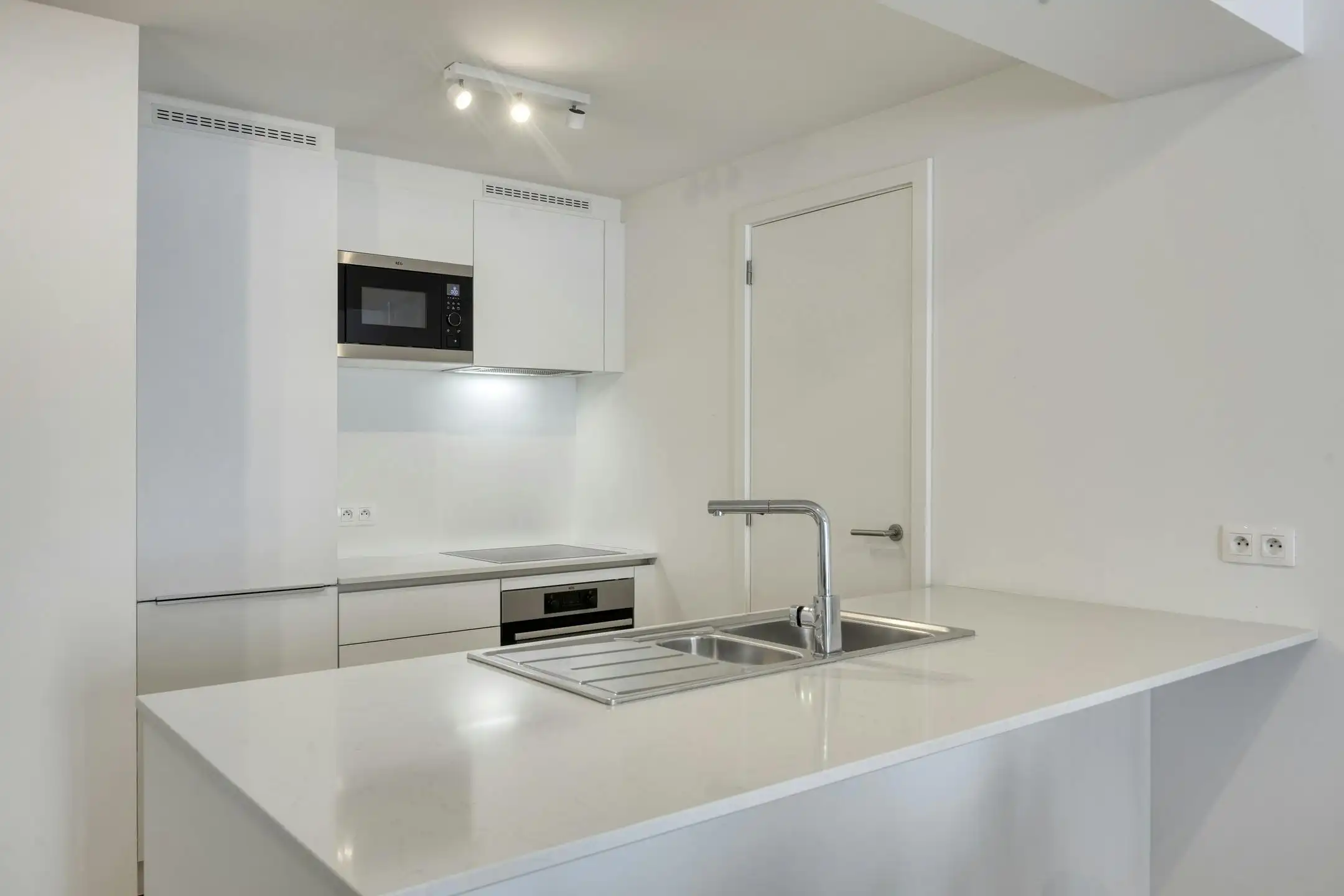 Te koop: lichtrijk 2slpk appt vlakbij Place Poelaert foto 4